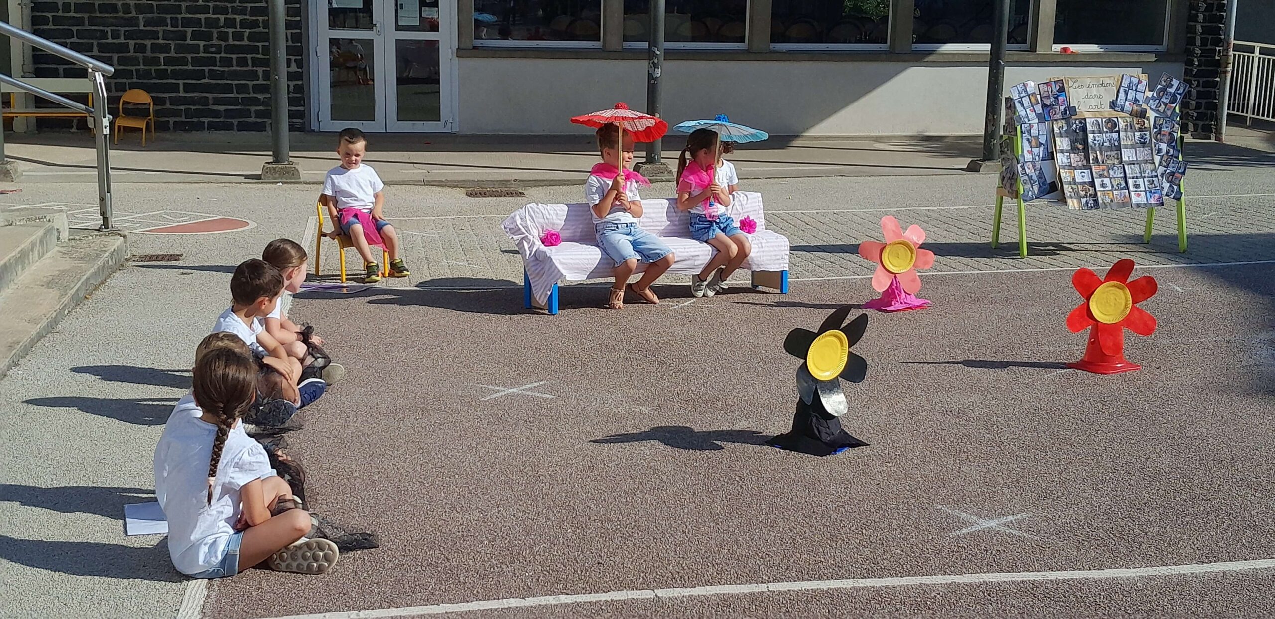 Retour en images pour ce magnifique spectacle proposé par les jeunes artistes de l’école, les enseignants et les personnels municipaux malgré la chaleur.
