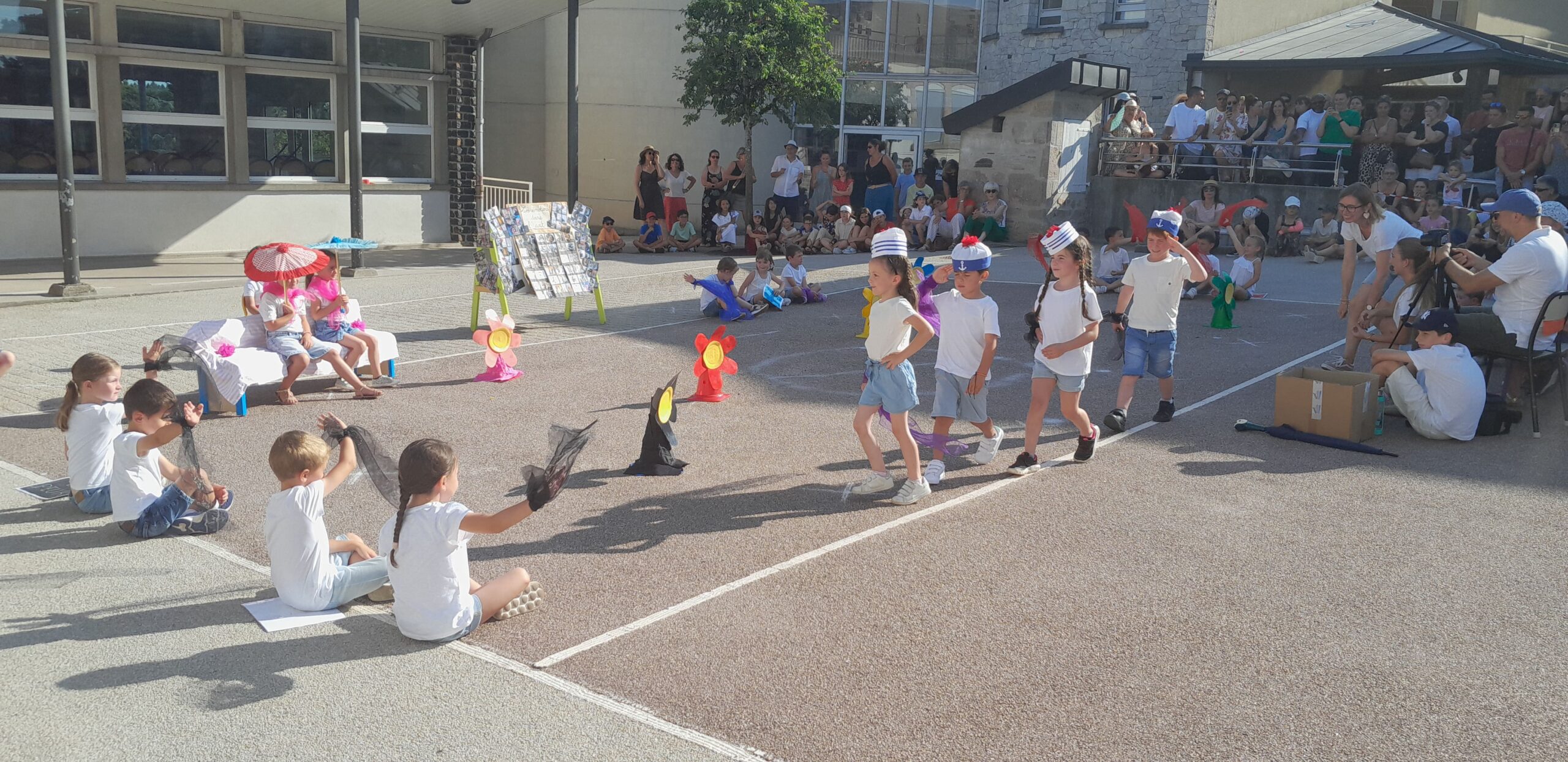 Retour en images pour ce magnifique spectacle proposé par les jeunes artistes de l’école, les enseignants et les personnels municipaux malgré la chaleur.