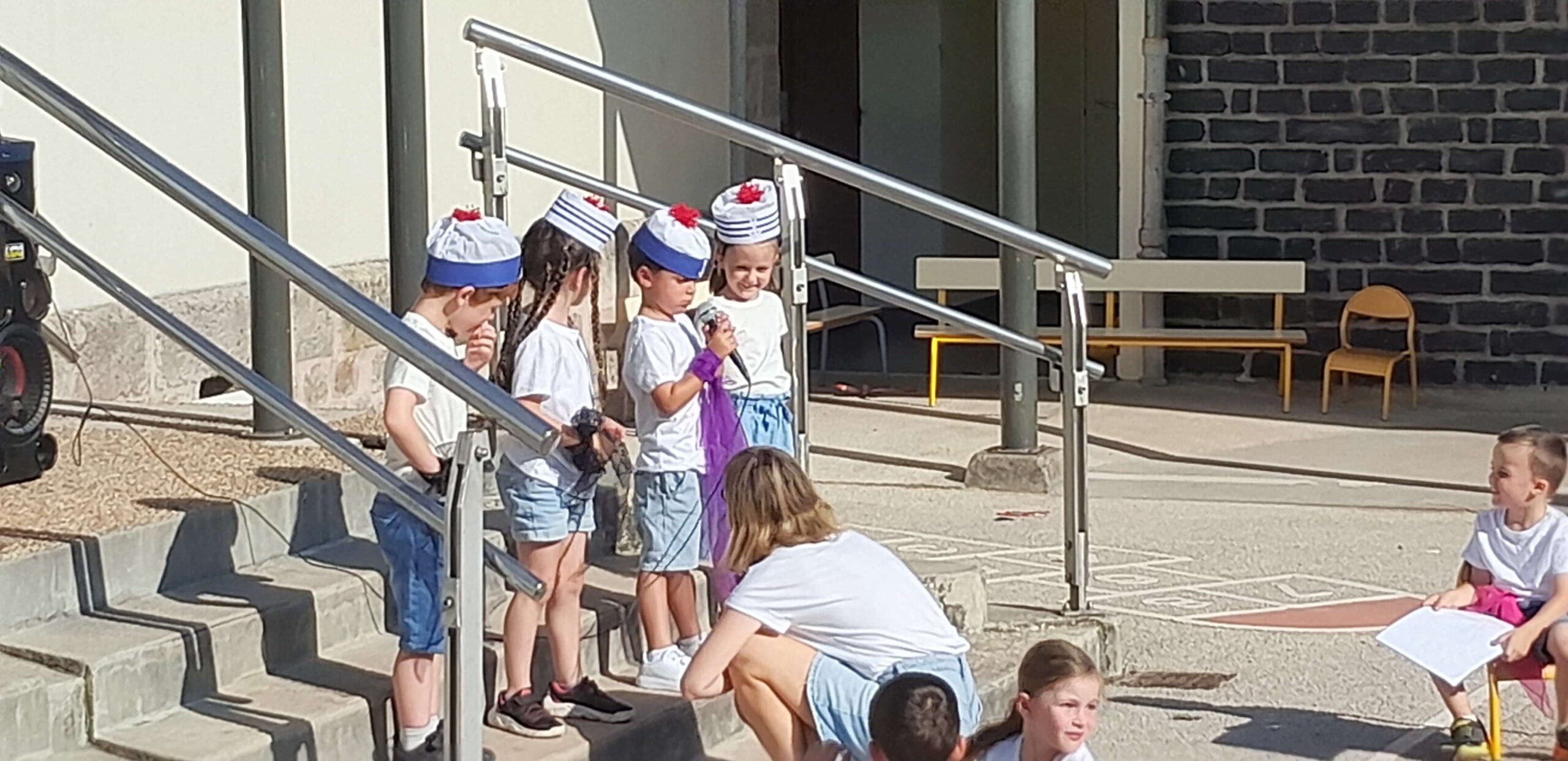 Retour en images pour ce magnifique spectacle proposé par les jeunes artistes de l’école, les enseignants et les personnels municipaux malgré la chaleur.