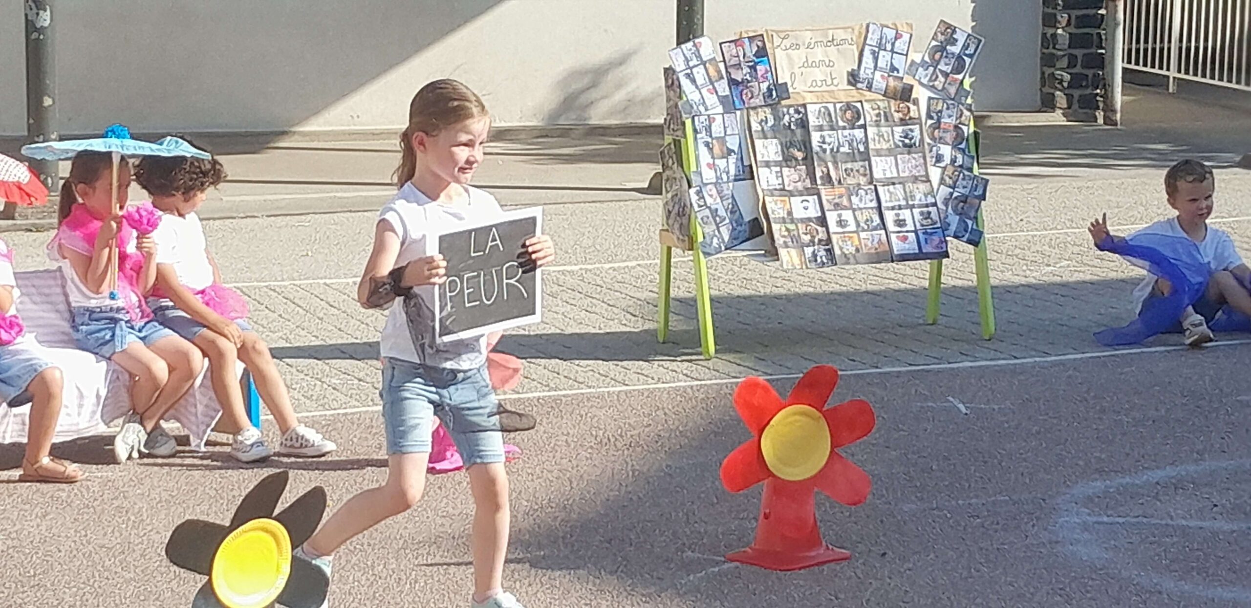 Retour en images pour ce magnifique spectacle proposé par les jeunes artistes de l’école, les enseignants et les personnels municipaux malgré la chaleur.