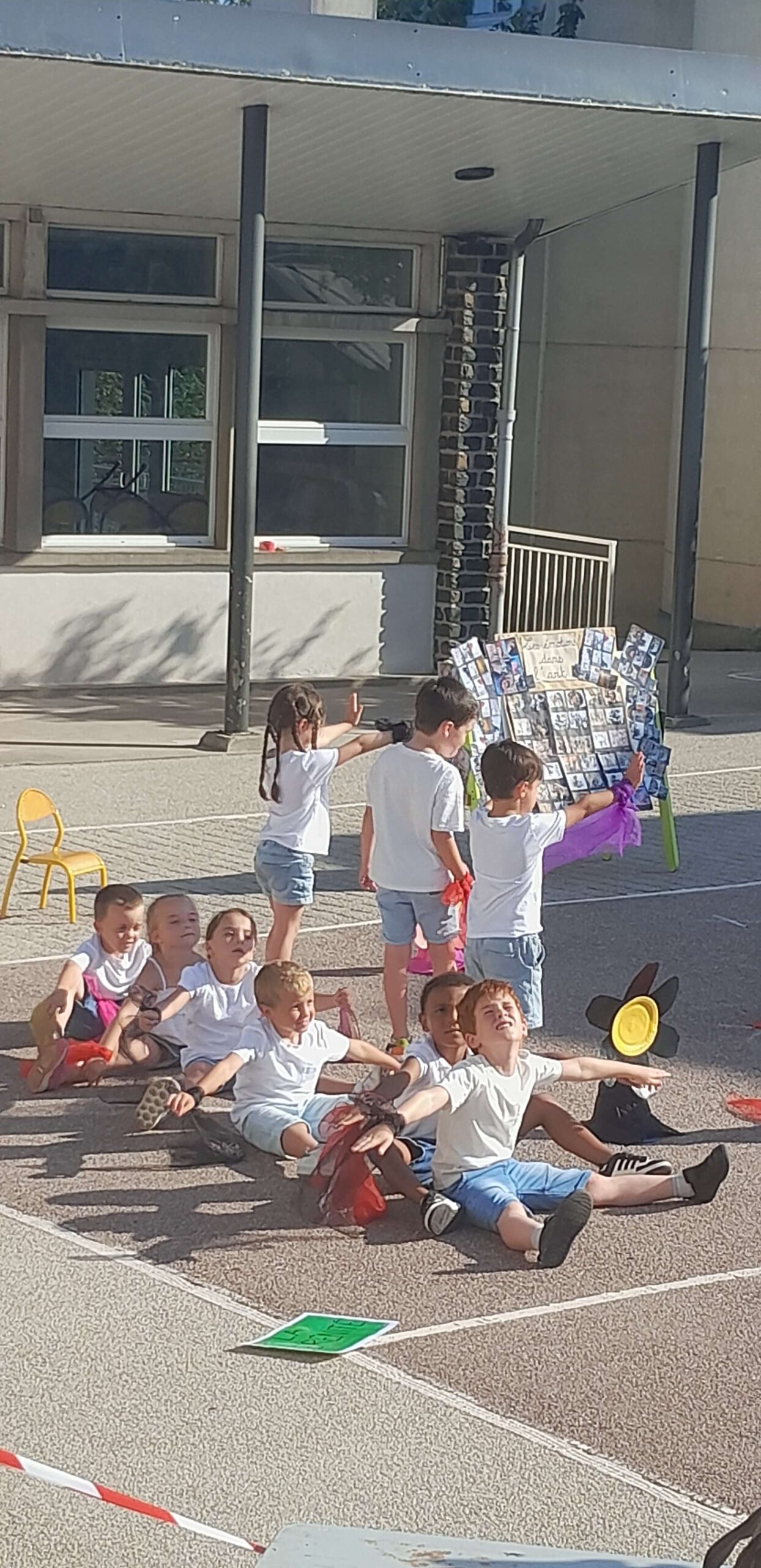 Retour en images pour ce magnifique spectacle proposé par les jeunes artistes de l’école, les enseignants et les personnels municipaux malgré la chaleur.
