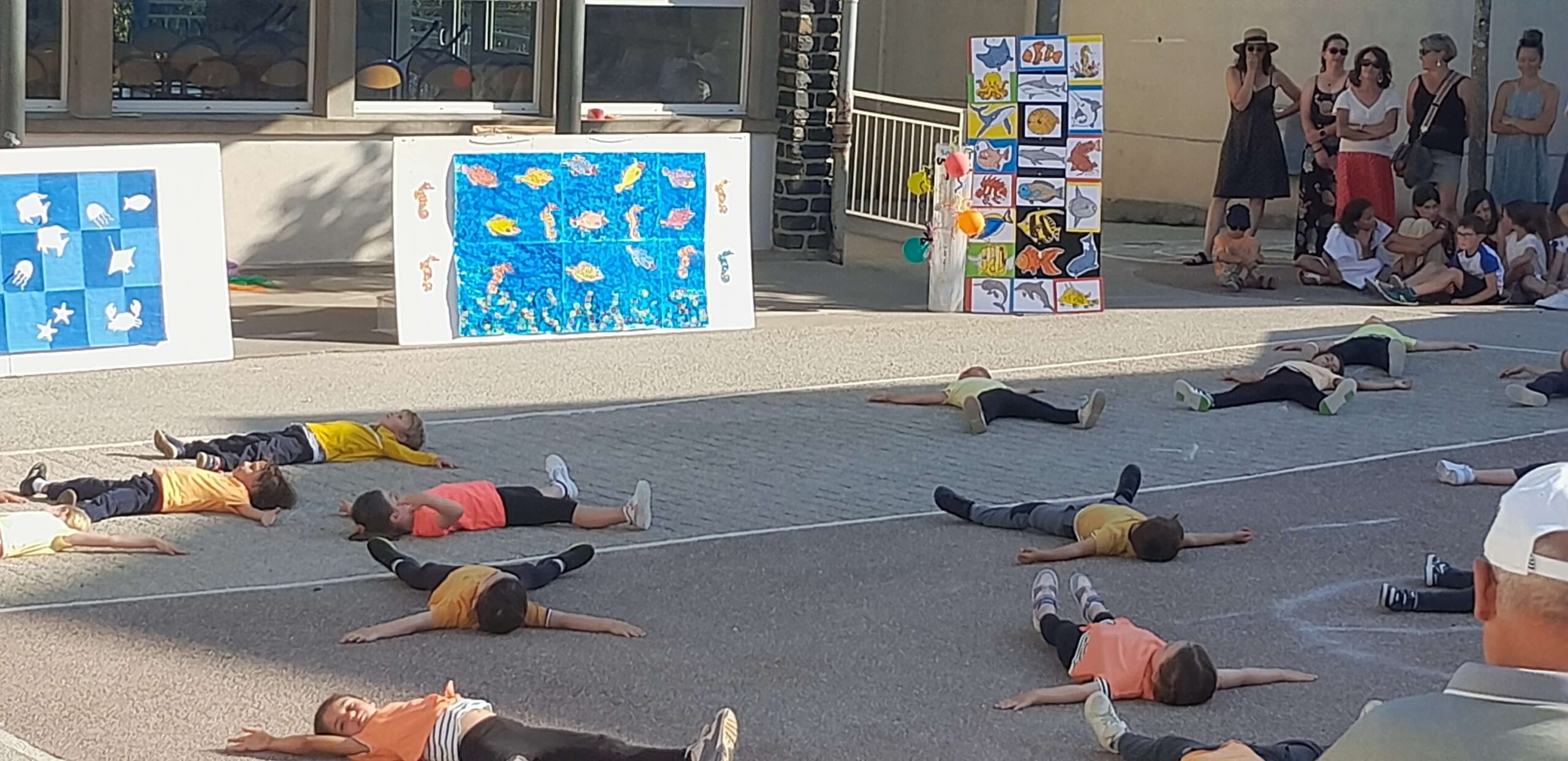 Retour en images pour ce magnifique spectacle proposé par les jeunes artistes de l’école, les enseignants et les personnels municipaux malgré la chaleur.
