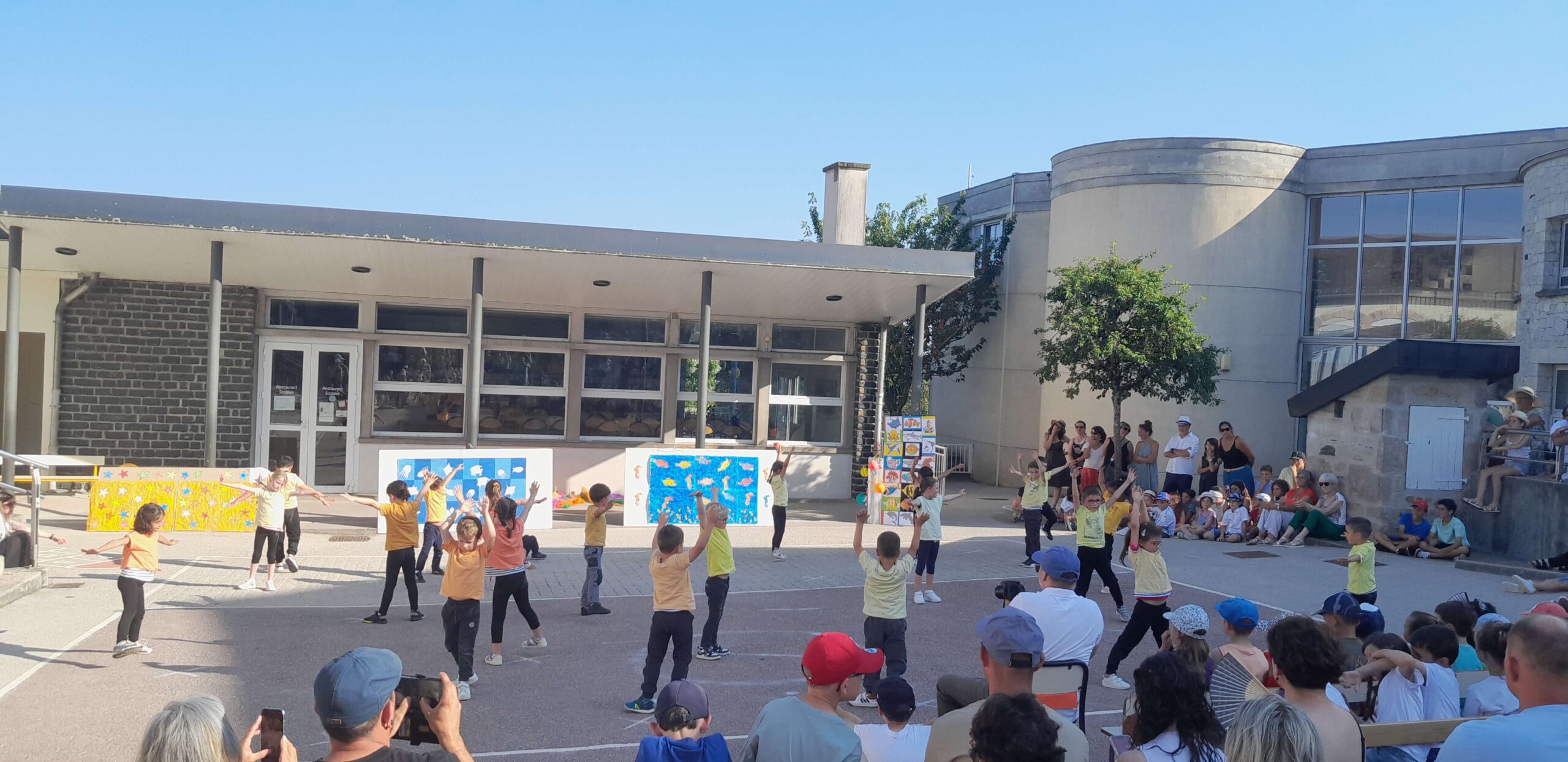 Retour en images pour ce magnifique spectacle proposé par les jeunes artistes de l’école, les enseignants et les personnels municipaux malgré la chaleur.
