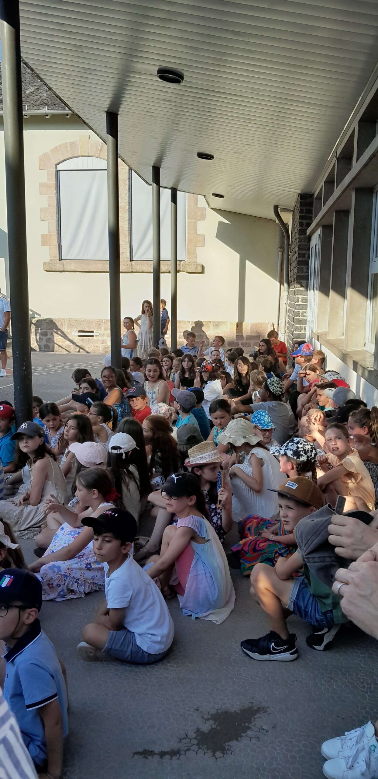 Retour en images pour ce magnifique spectacle proposé par les jeunes artistes de l’école, les enseignants et les personnels municipaux malgré la chaleur.
