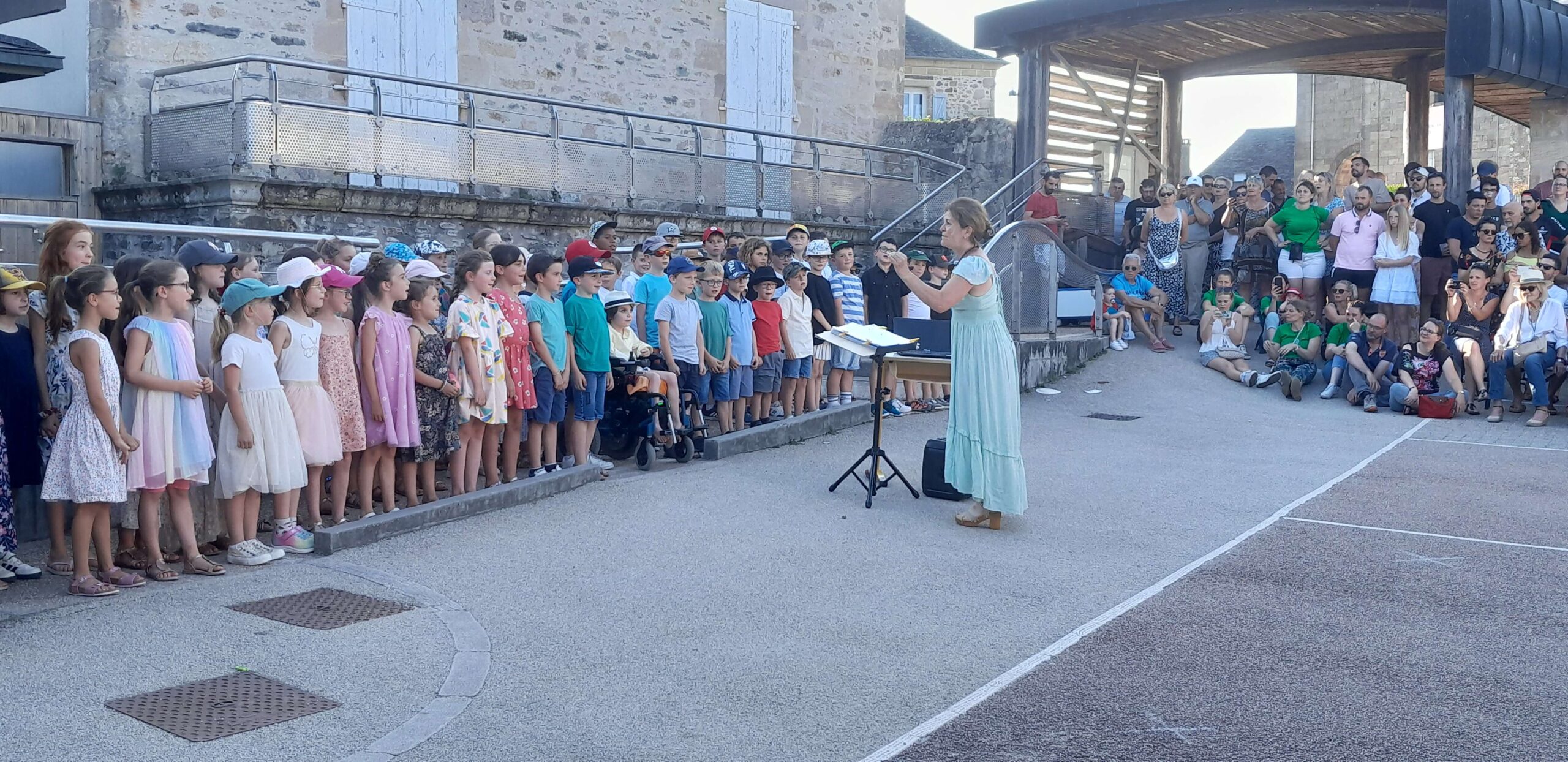 Retour en images pour ce magnifique spectacle proposé par les jeunes artistes de l’école, les enseignants et les personnels municipaux malgré la chaleur.