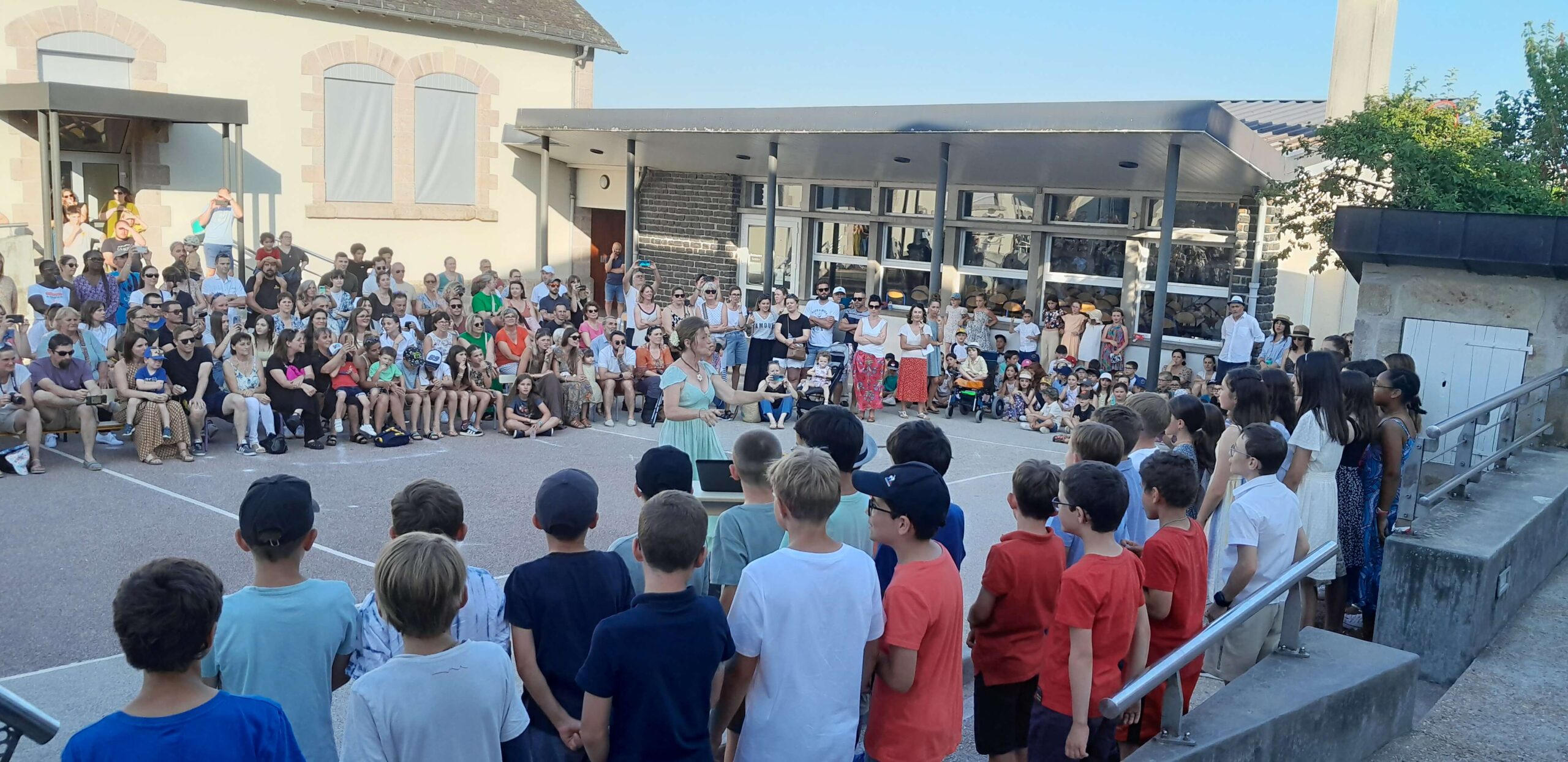 Retour en images pour ce magnifique spectacle proposé par les jeunes artistes de l’école, les enseignants et les personnels municipaux malgré la chaleur.