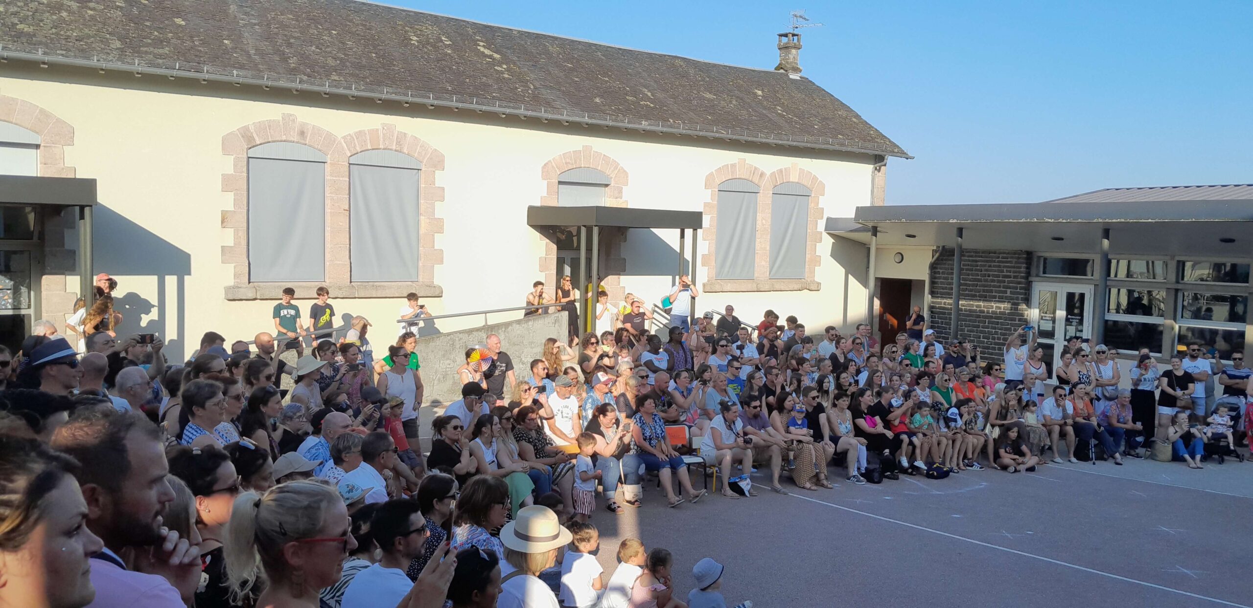 Retour en images pour ce magnifique spectacle proposé par les jeunes artistes de l’école, les enseignants et les personnels municipaux malgré la chaleur.