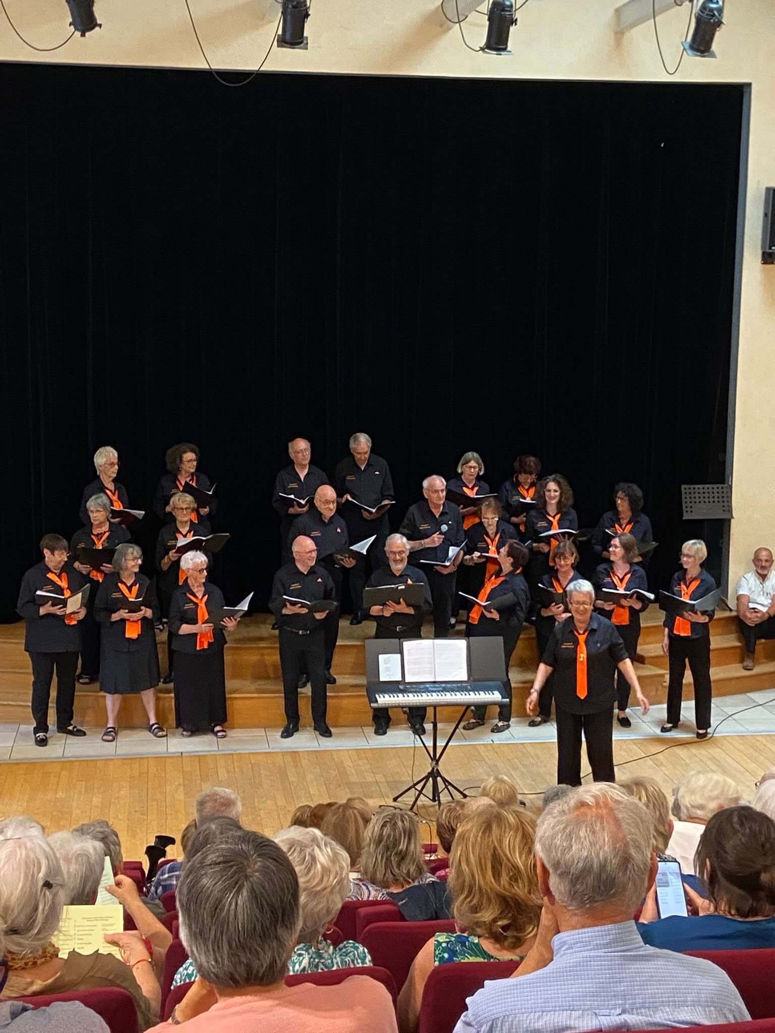 Ce bel anniversaire de la chorale a été célébré avec force et talent à l’occasion d’une très belle prestation ce dimanche 15 juin après-midi à la grande salle, en présence de Henri Soulier, maire, de Patricia Buisson, adjointe et conseillère départementale.