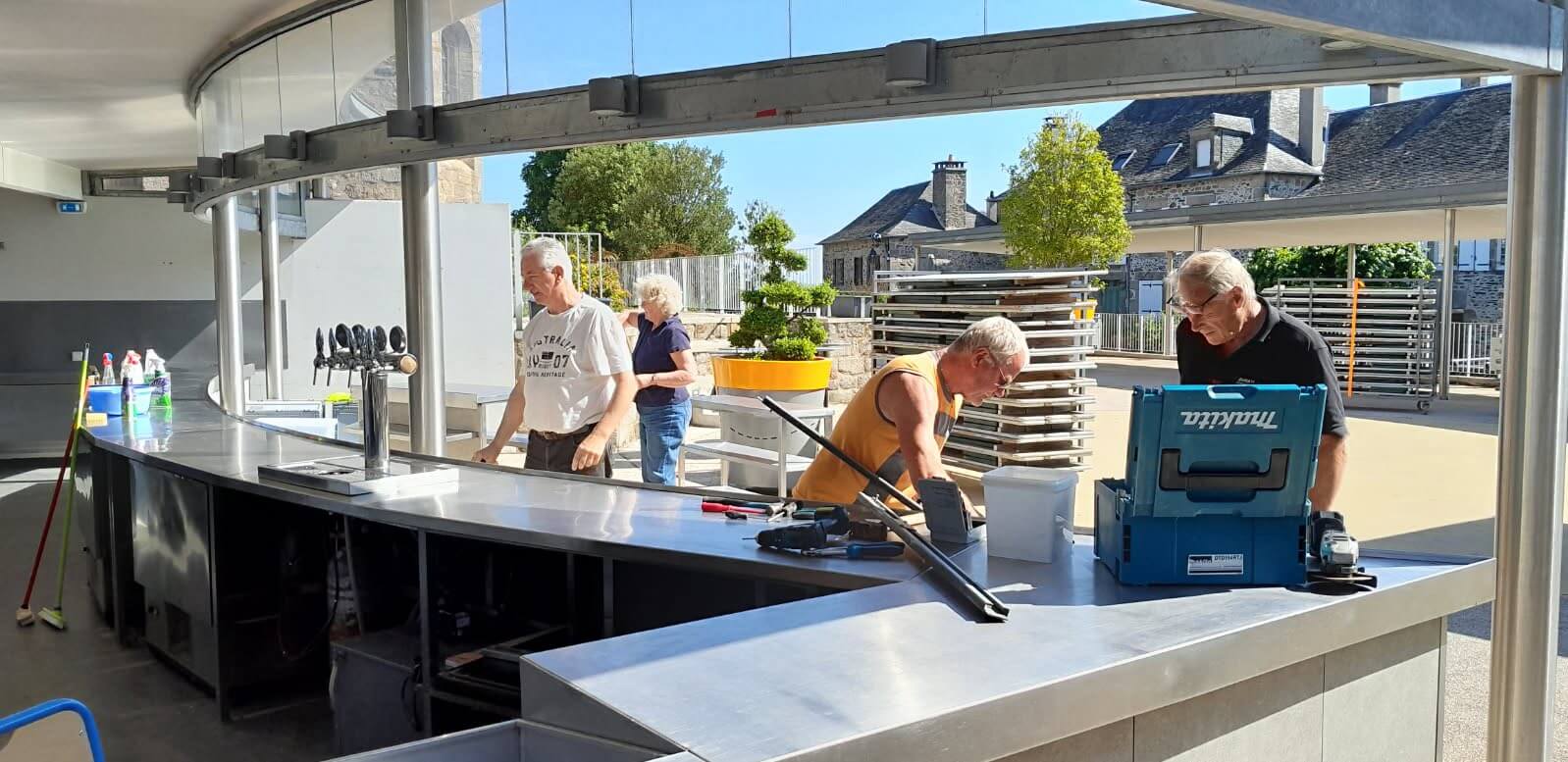 Les équipes de la Flegeoloise se sont données rendez-vous en ce lundi matin ensoleillé pour préparer le site de la place des marchés en vue des prochaines échéances et festivités !