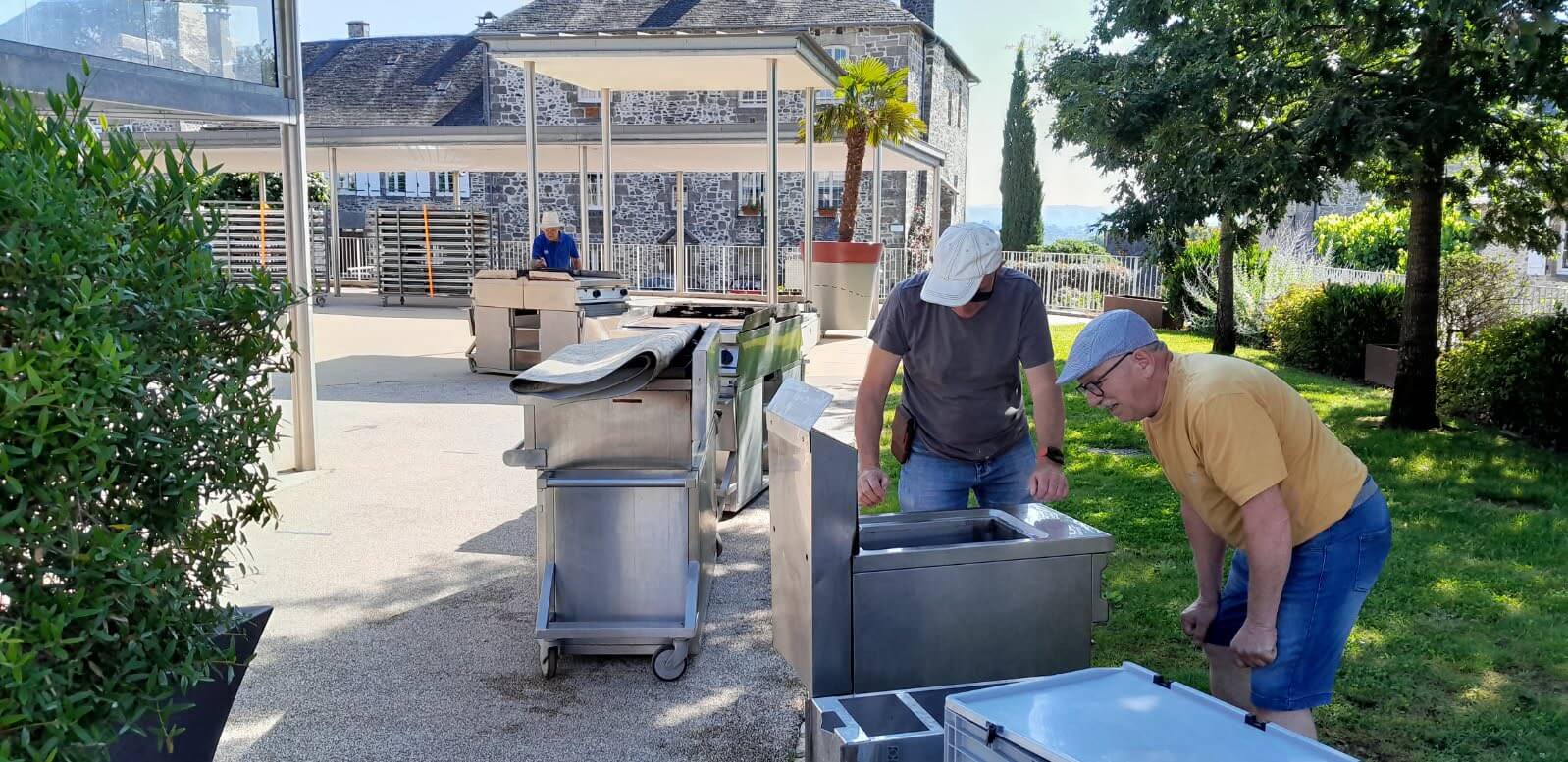 Les équipes de la Flegeoloise se sont données rendez-vous en ce lundi matin ensoleillé pour préparer le site de la place des marchés en vue des prochaines échéances et festivités !