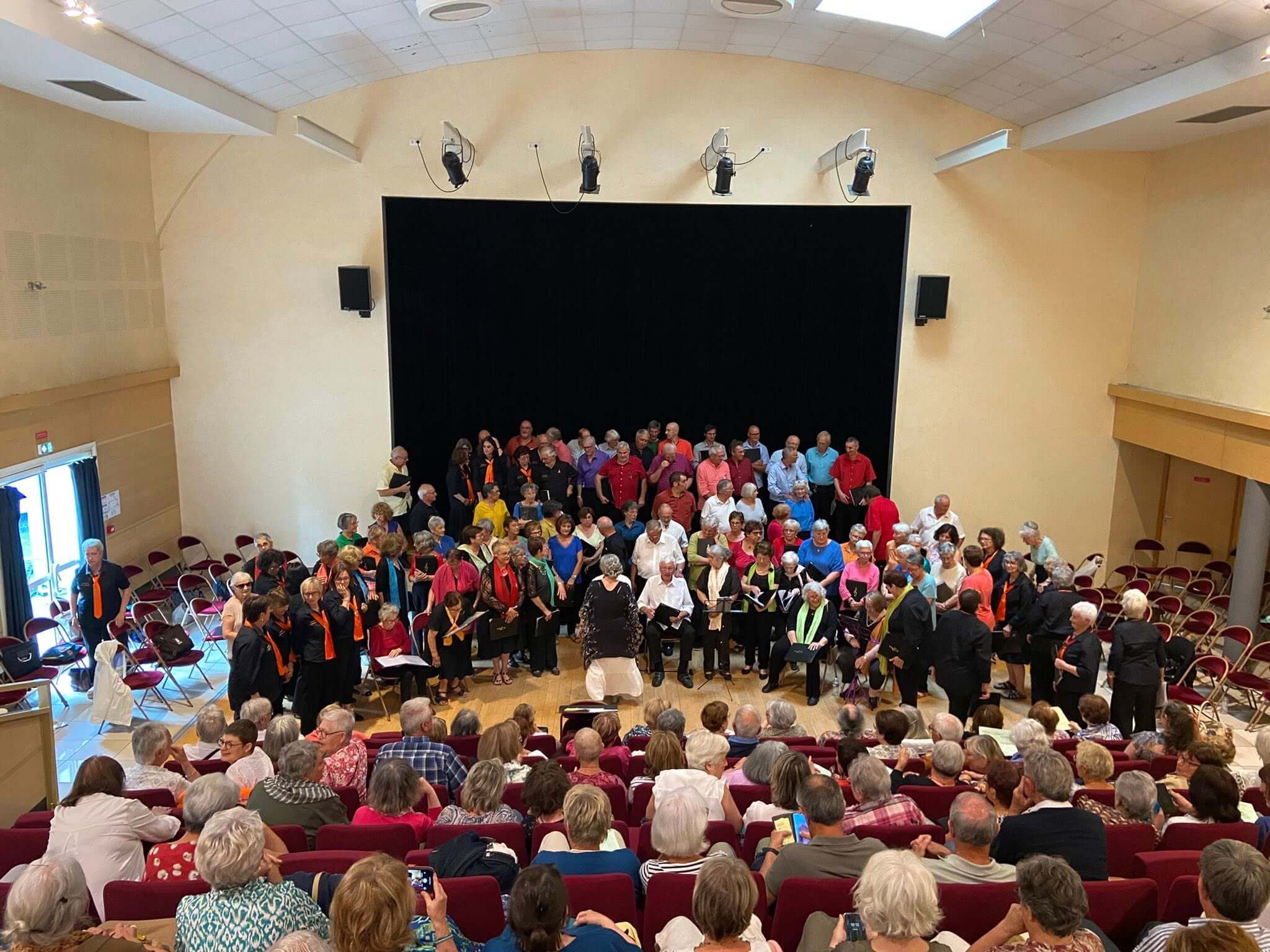 Ce bel anniversaire de la chorale a été célébré avec force et talent à l’occasion d’une très belle prestation ce dimanche 15 juin après-midi à la grande salle, en présence de Henri Soulier, maire, de Patricia Buisson, adjointe et conseillère départementale.