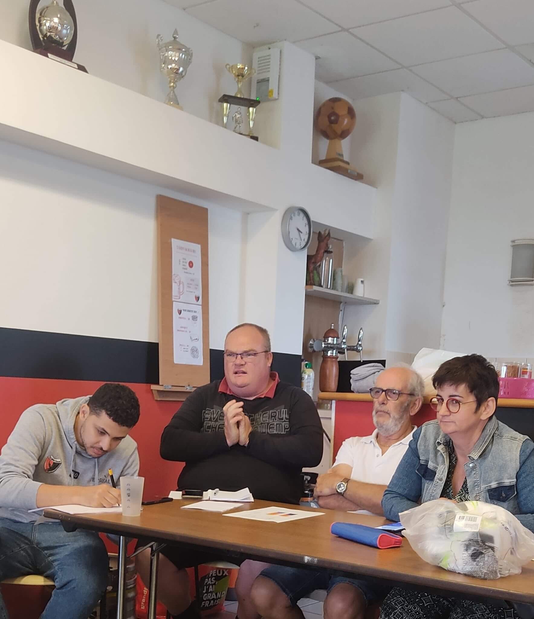 L'assemblée générale de la société sportive de Sainte-Féréole a été l'occasion de rassembler bénévoles, joueurs, arbitres et membres du district dans une ambiance conviviale.