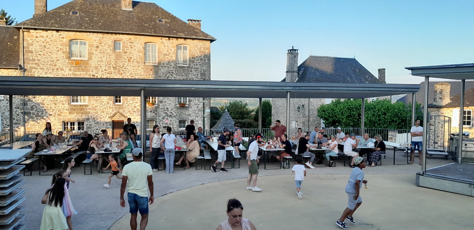 Retour en images pour ce magnifique spectacle proposé par les jeunes artistes de l’école, les enseignants et les personnels municipaux malgré la chaleur.
