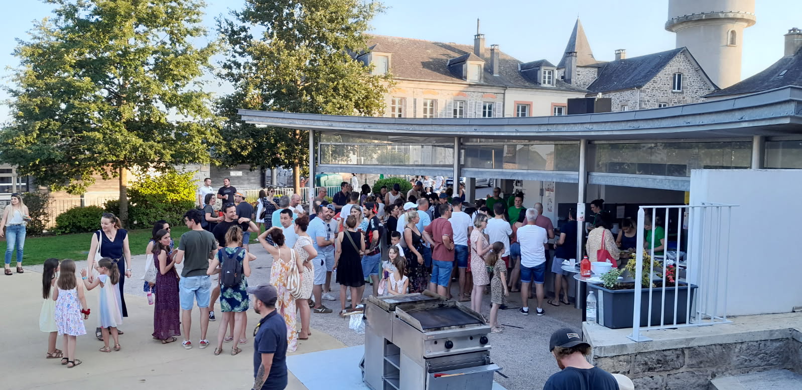 Retour en images pour ce magnifique spectacle proposé par les jeunes artistes de l’école, les enseignants et les personnels municipaux malgré la chaleur.