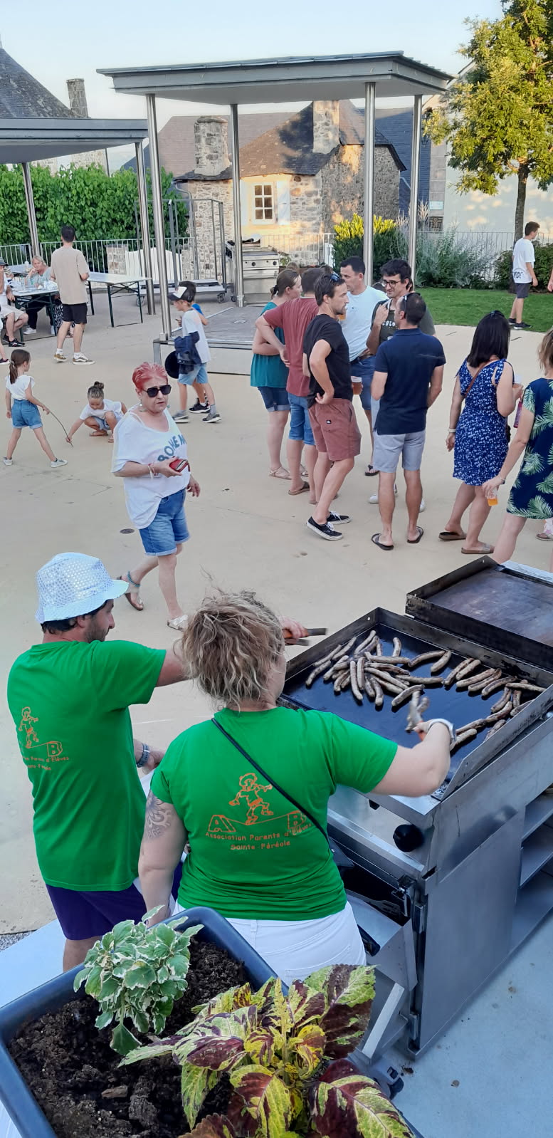 Retour en images pour ce magnifique spectacle proposé par les jeunes artistes de l’école, les enseignants et les personnels municipaux malgré la chaleur.