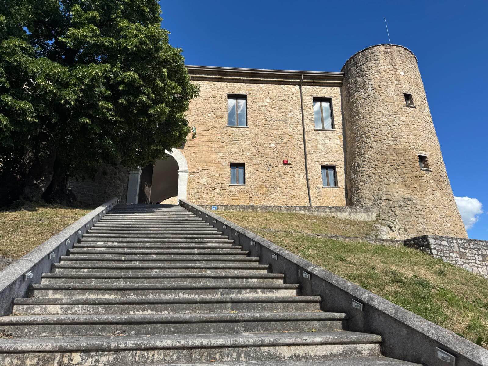 Retour en images sur la réception organisée ce samedi après-midi et soir par la mairie de MANOCALZATI, commune italienne jumelée avec la mairie de Sainte-Féréole, en l’honneur du groupe en voyage à Manocalzati, en Italie du Sud, près de Naples et de la côte amalfitaine !