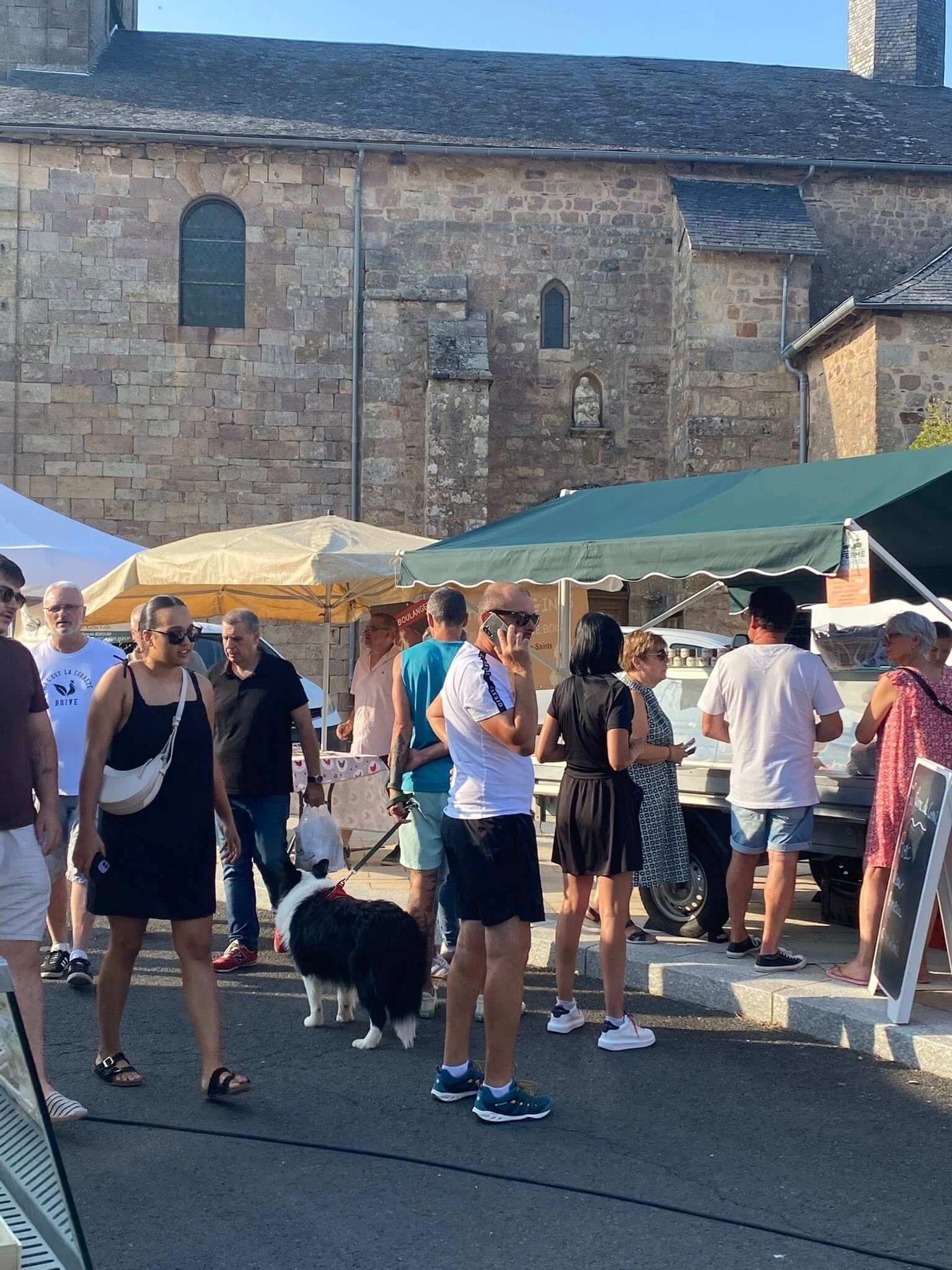 Reportage photographique retraçant le lancement du premier Marché des Producteurs de Pays de la saison. Nous avons constaté la présence et la motivation des producteurs et artisans locaux, prêts pour cette nouvelle édition. Les équipes de La Flégeoloise, aguerries et expérimentées, ont bénéficié du soutien des bénévoles de la Société Sportive de Sainte-Féréole et de l'association La Rose des Vents. L'événement a également été marqué par une belle représentation de l'association Santa Fait Danser et une prestation remarquée de Romain Lajoinie.