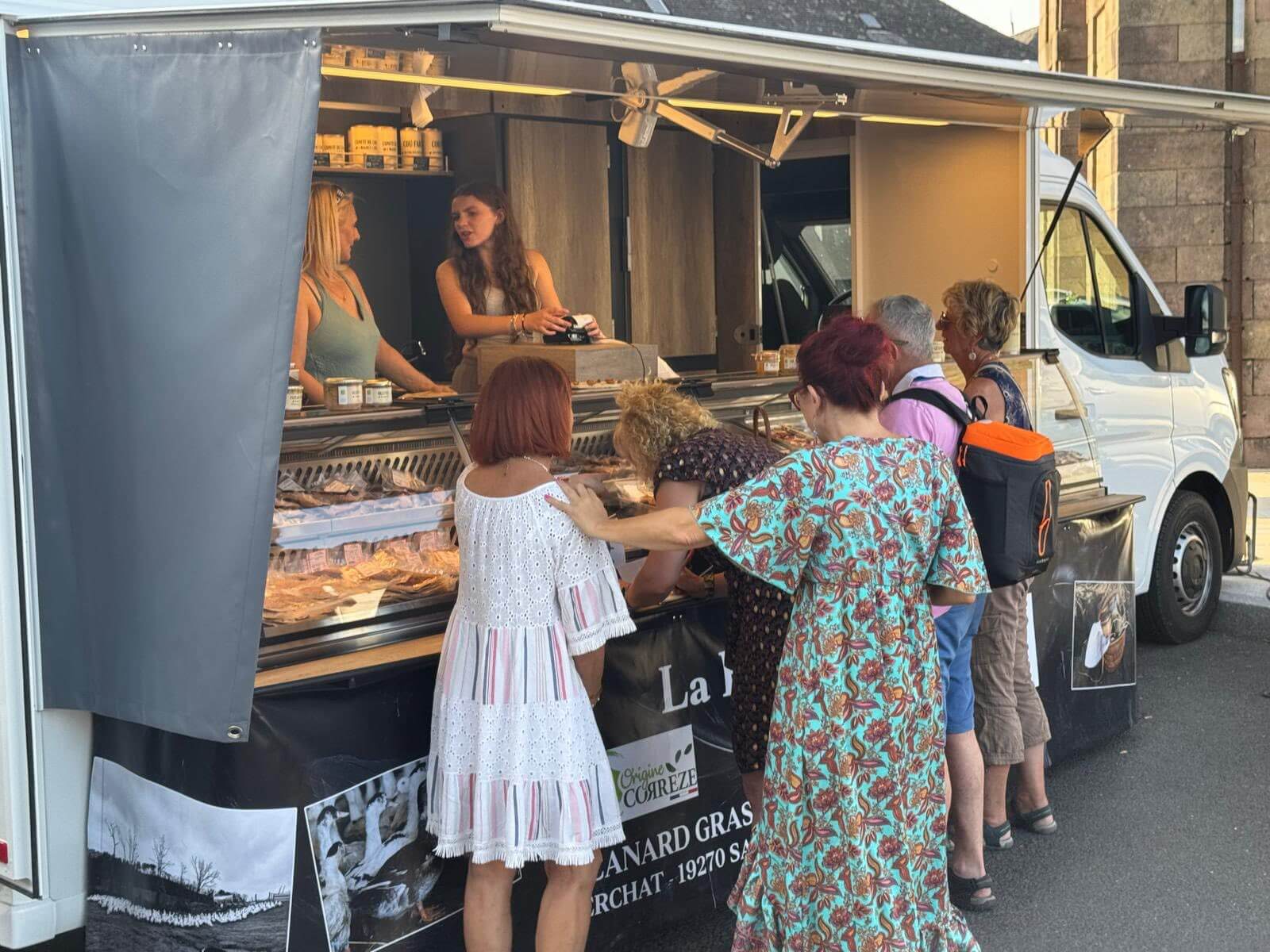 Reportage photographique retraçant le lancement du premier Marché des Producteurs de Pays de la saison. Nous avons constaté la présence et la motivation des producteurs et artisans locaux, prêts pour cette nouvelle édition. Les équipes de La Flégeoloise, aguerries et expérimentées, ont bénéficié du soutien des bénévoles de la Société Sportive de Sainte-Féréole et de l'association La Rose des Vents. L'événement a également été marqué par une belle représentation de l'association Santa Fait Danser et une prestation remarquée de Romain Lajoinie.