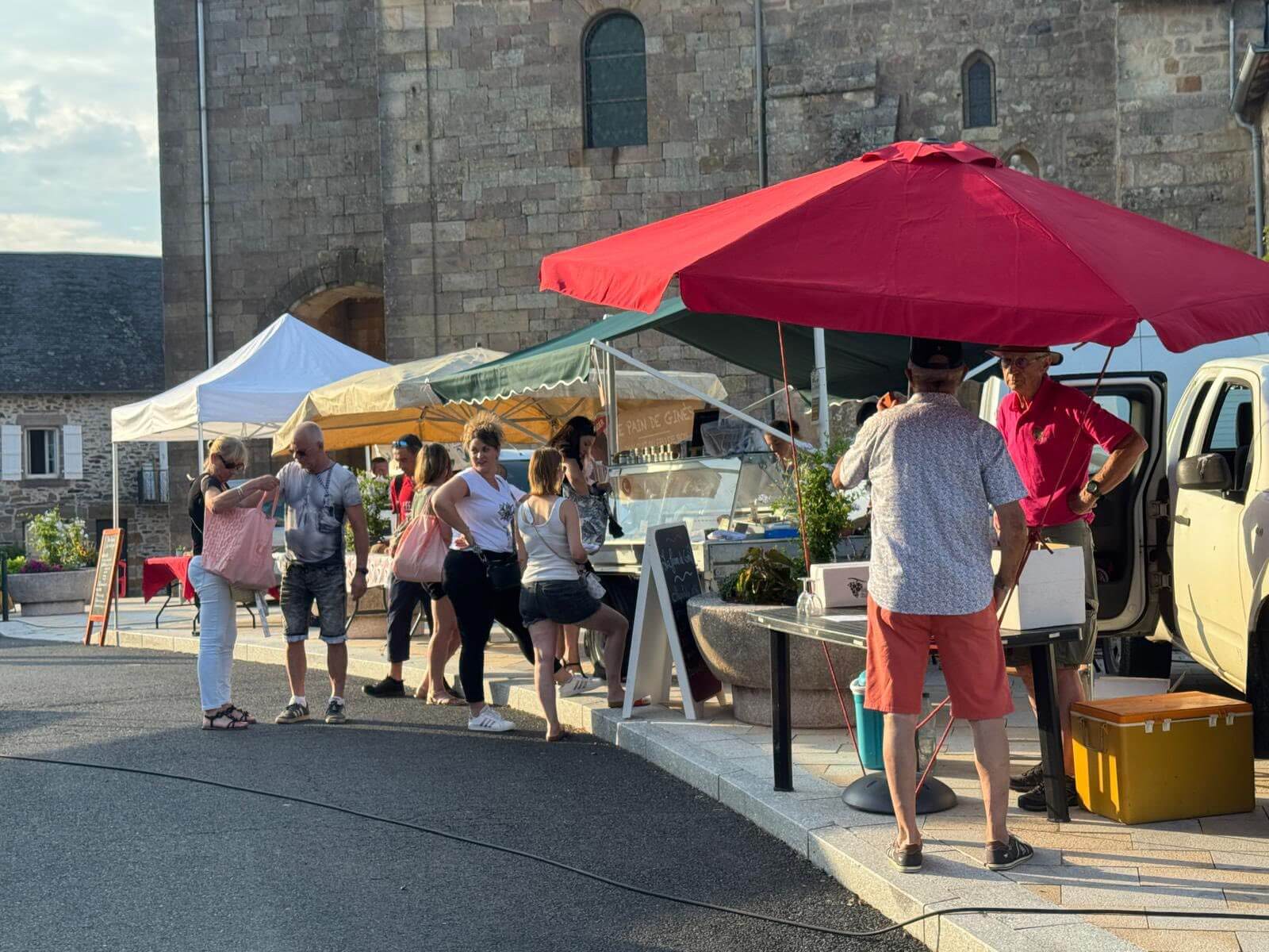 Reportage photographique retraçant le lancement du premier Marché des Producteurs de Pays de la saison. Nous avons constaté la présence et la motivation des producteurs et artisans locaux, prêts pour cette nouvelle édition. Les équipes de La Flégeoloise, aguerries et expérimentées, ont bénéficié du soutien des bénévoles de la Société Sportive de Sainte-Féréole et de l'association La Rose des Vents. L'événement a également été marqué par une belle représentation de l'association Santa Fait Danser et une prestation remarquée de Romain Lajoinie.