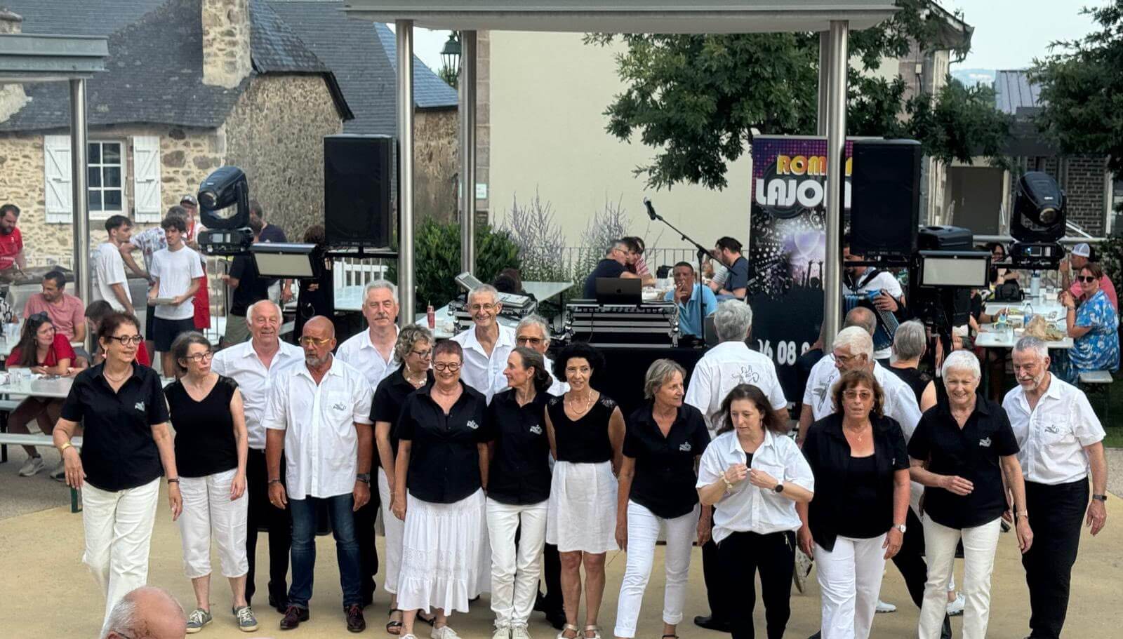 Reportage photographique retraçant le lancement du premier Marché des Producteurs de Pays de la saison. Nous avons constaté la présence et la motivation des producteurs et artisans locaux, prêts pour cette nouvelle édition. Les équipes de La Flégeoloise, aguerries et expérimentées, ont bénéficié du soutien des bénévoles de la Société Sportive de Sainte-Féréole et de l'association La Rose des Vents. L'événement a également été marqué par une belle représentation de l'association Santa Fait Danser et une prestation remarquée de Romain Lajoinie.