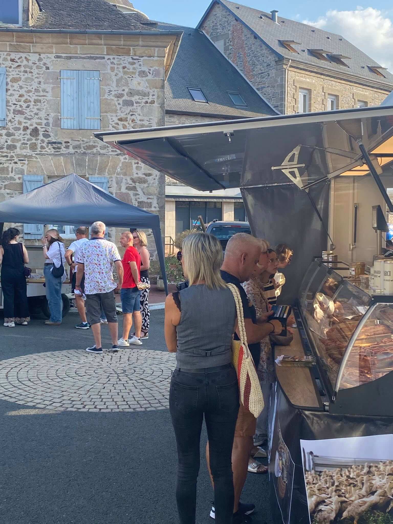 Reportage photographique retraçant le lancement du premier Marché des Producteurs de Pays de la saison. Nous avons constaté la présence et la motivation des producteurs et artisans locaux, prêts pour cette nouvelle édition. Les équipes de La Flégeoloise, aguerries et expérimentées, ont bénéficié du soutien des bénévoles de la Société Sportive de Sainte-Féréole et de l'association La Rose des Vents. L'événement a également été marqué par une belle représentation de l'association Santa Fait Danser et une prestation remarquée de Romain Lajoinie.