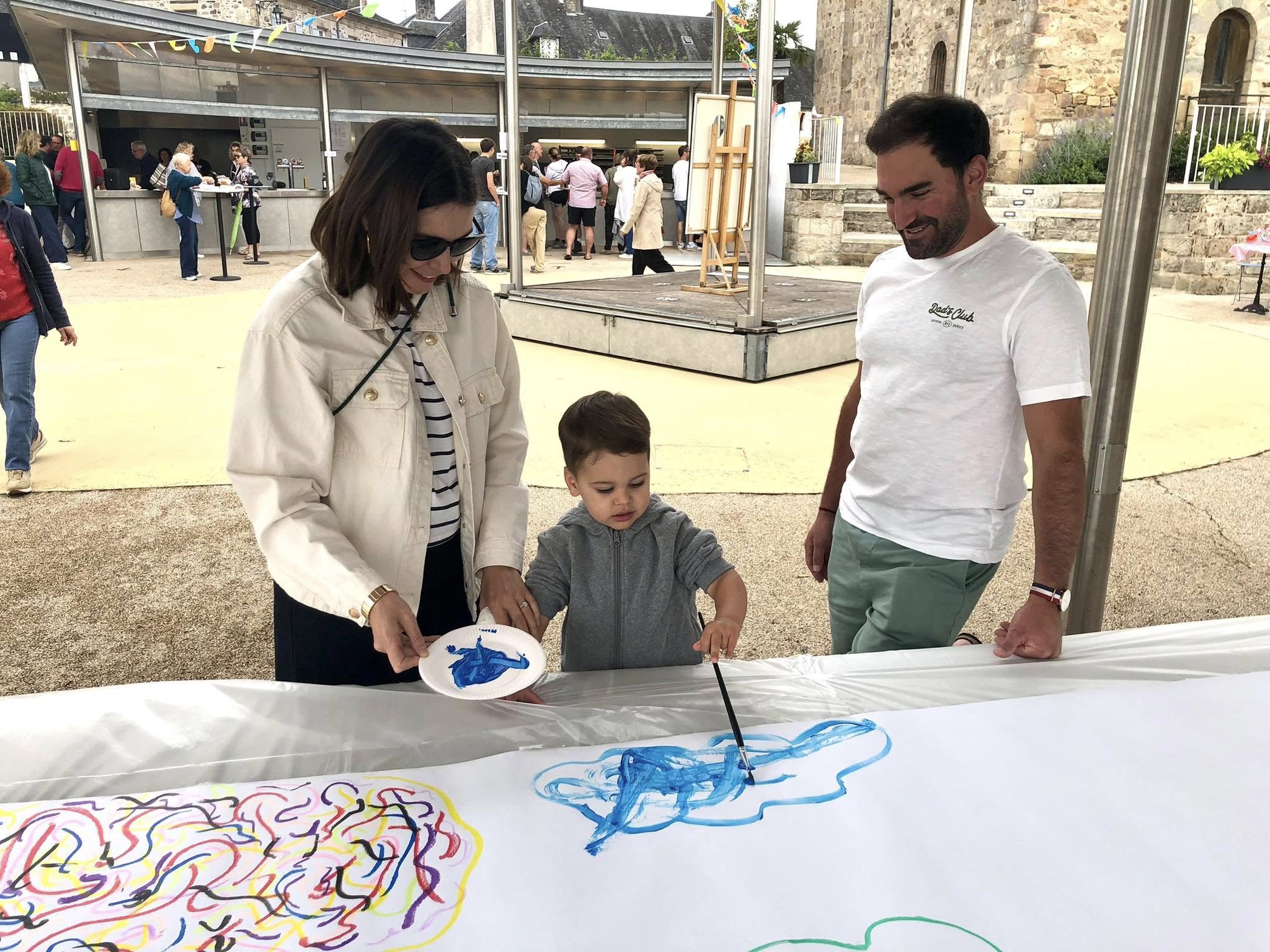 Malgré des conditions météorologiques difficiles, caractérisées par des averses, la détermination des participants et l'enthousiasme d'un public ont permis de maintenir une atmosphère conviviale et créative tout au long de la journée. Une initiative de l'association ABC (Art, Bien être, Créativité) soutenue par la municipalité, visant à promouvoir l'art et à offrir une plateforme aux artistes locaux et régionaux pour partager leur passion avec le public.