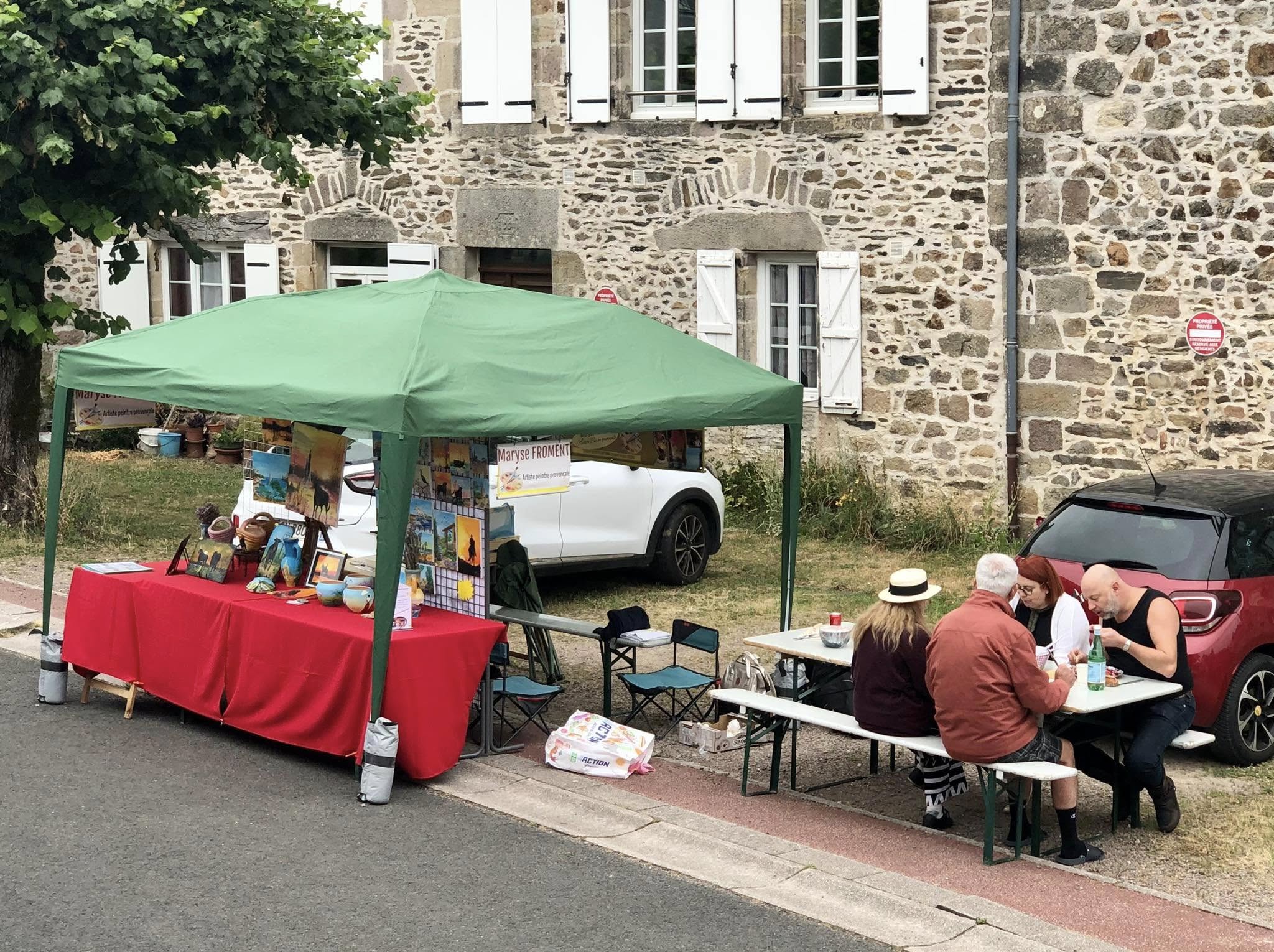 Malgré des conditions météorologiques difficiles, caractérisées par des averses, la détermination des participants et l'enthousiasme d'un public ont permis de maintenir une atmosphère conviviale et créative tout au long de la journée. Une initiative de l'association ABC (Art, Bien être, Créativité) soutenue par la municipalité, visant à promouvoir l'art et à offrir une plateforme aux artistes locaux et régionaux pour partager leur passion avec le public.