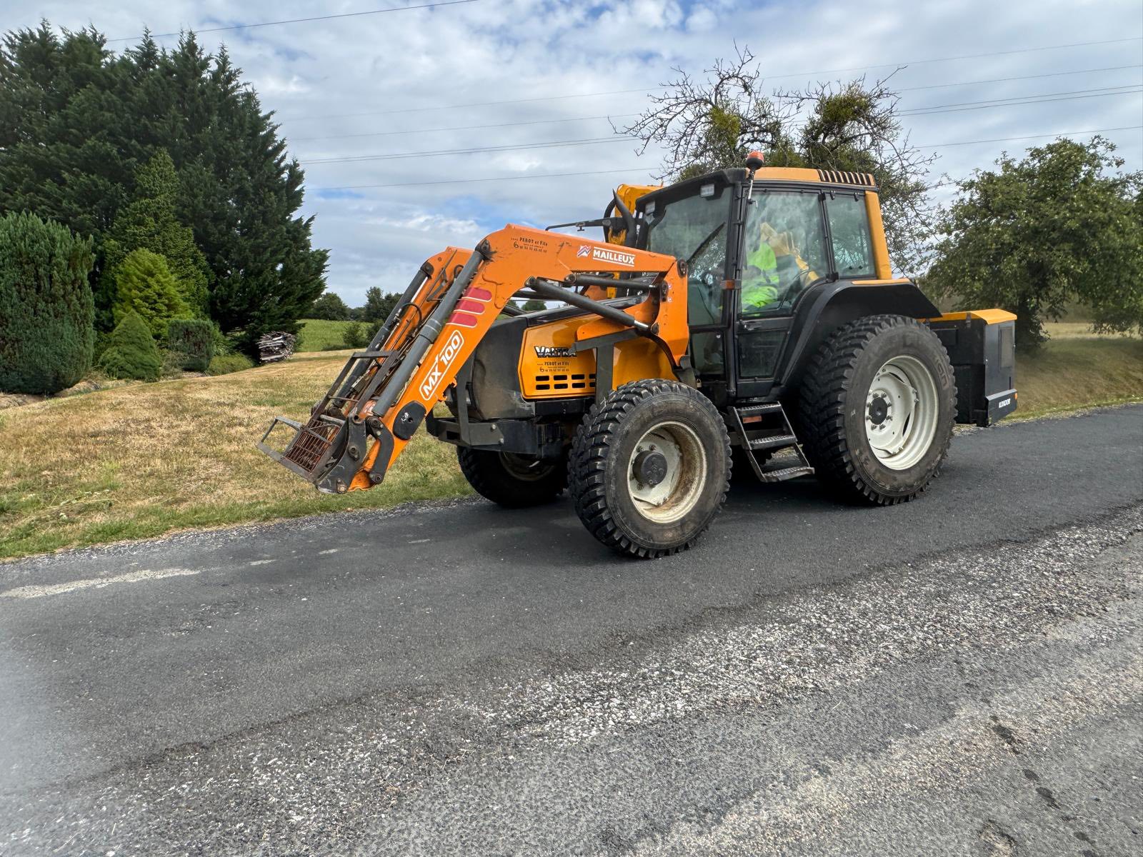 La campagne de fauche se poursuit et se termine sur l’ensemble de la commune avec le nouvel équipement acquis par la commune et maîtrisé par l’équipe technique. Soyez vigilants et prudents lorsque vous croisez l’épareuse sur votre chemin !