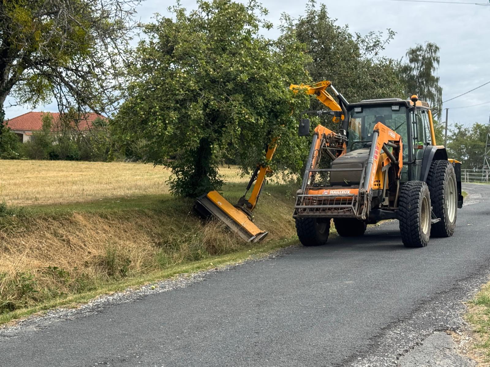 La campagne de fauche se poursuit et se termine sur l’ensemble de la commune avec le nouvel équipement acquis par la commune et maîtrisé par l’équipe technique. Soyez vigilants et prudents lorsque vous croisez l’épareuse sur votre chemin !