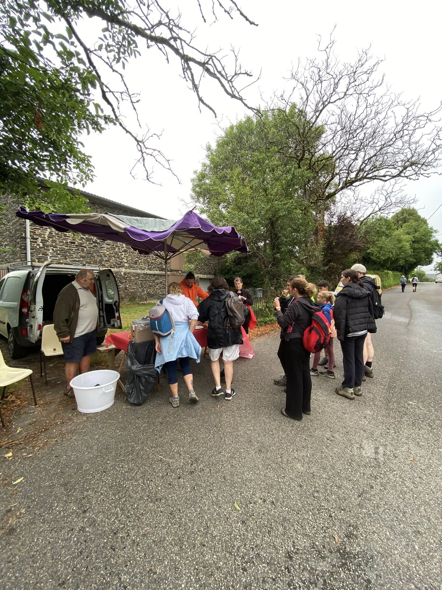 Malgré une bruine tenace et un temps gris, la motivation des randonneurs et des visiteurs du vide-grenier n’a pas été entamée ce matin.