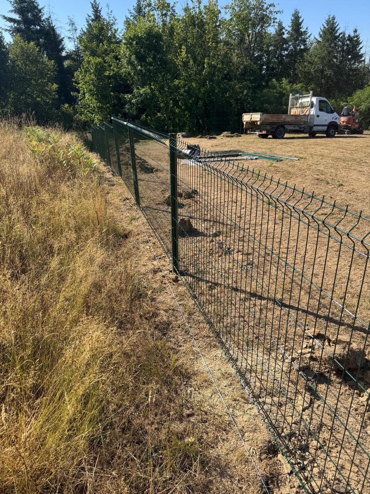 Récemment, l’équipe technique de la mairie de Sainte-Féréole a procédé à la sécurisation et à la pose de clôtures pour délimiter et définir l’accès piéton au site de la Besse.