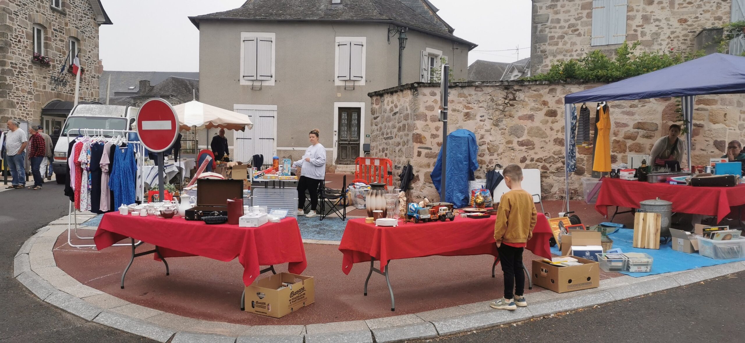 Malgré une bruine tenace et un temps gris, la motivation des randonneurs et des visiteurs du vide-grenier n’a pas été entamée ce matin.