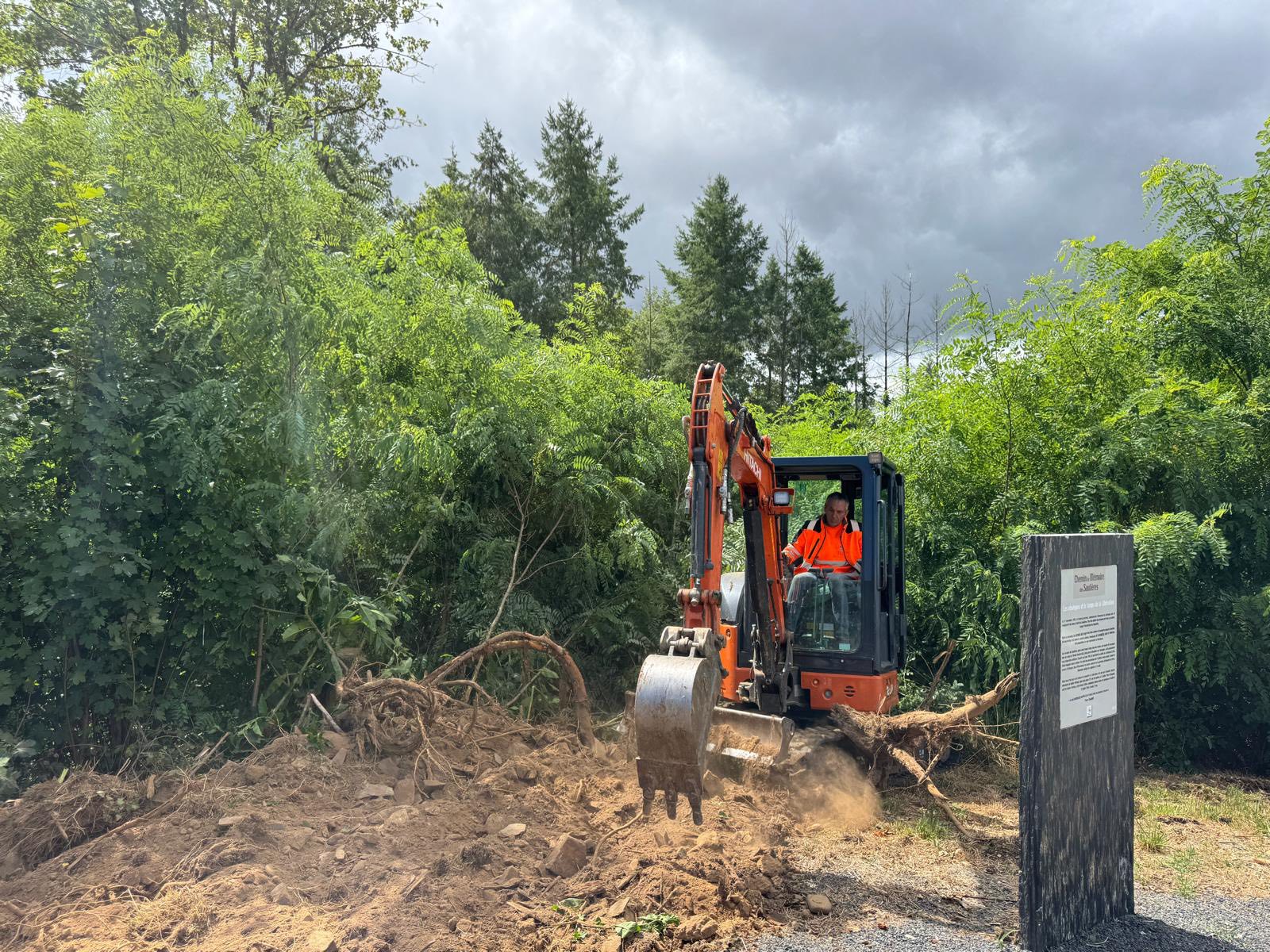 Récemment, l’équipe technique de la mairie de Sainte-Féréole a procédé à la sécurisation et à la pose de clôtures pour délimiter et définir l’accès piéton au site de la Besse.