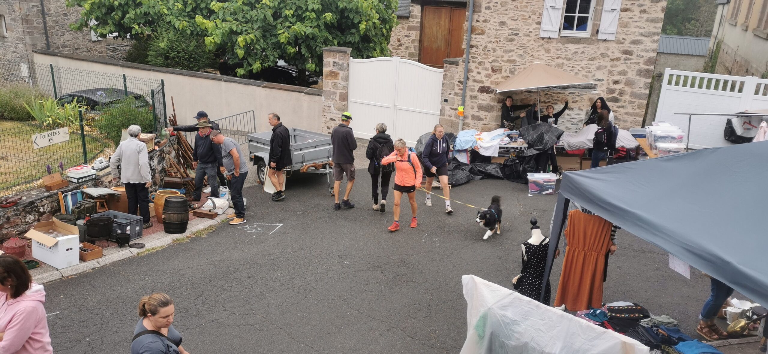 Malgré une bruine tenace et un temps gris, la motivation des randonneurs et des visiteurs du vide-grenier n’a pas été entamée ce matin.