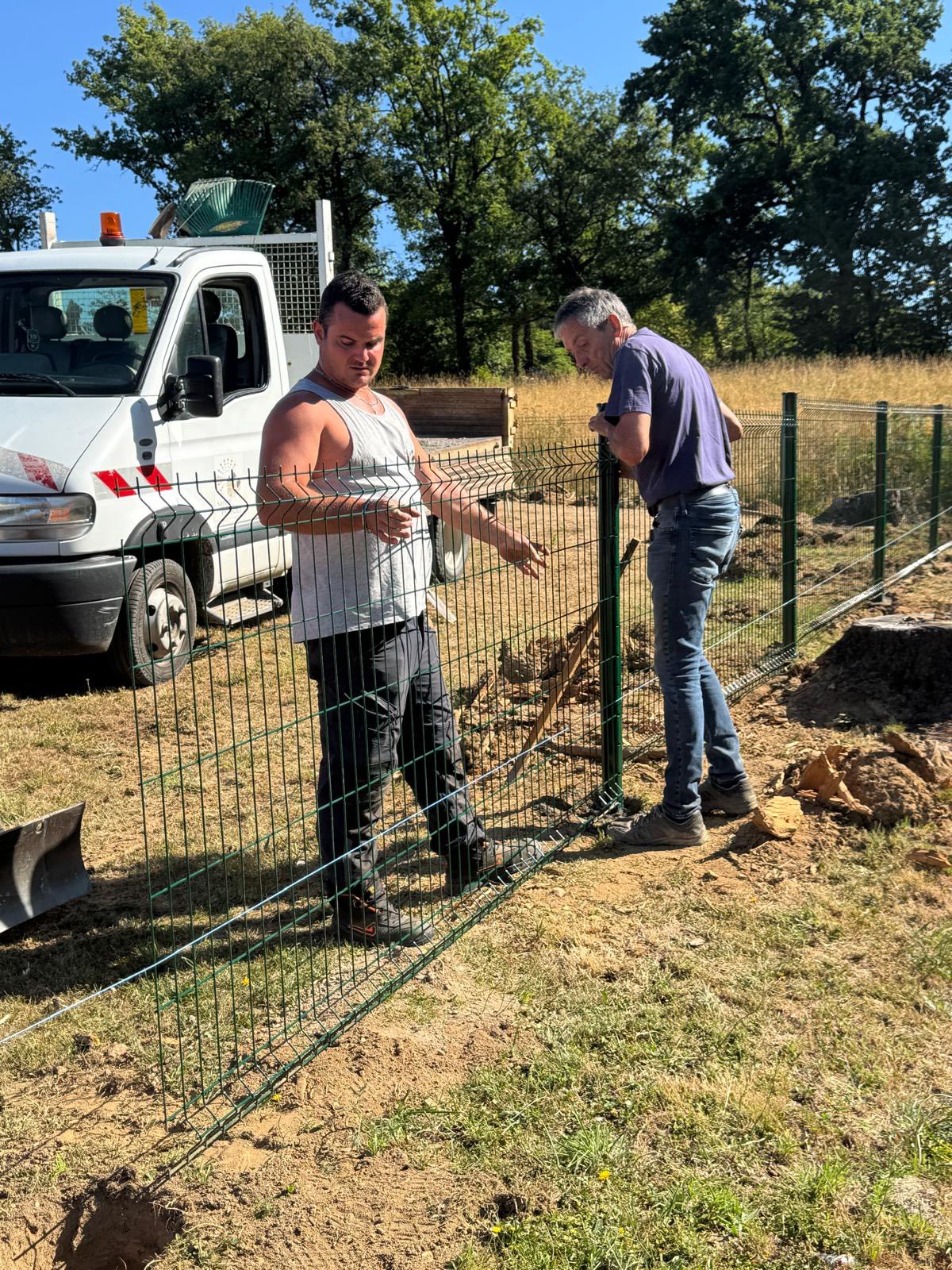 Récemment, l’équipe technique de la mairie de Sainte-Féréole a procédé à la sécurisation et à la pose de clôtures pour délimiter et définir l’accès piéton au site de la Besse.