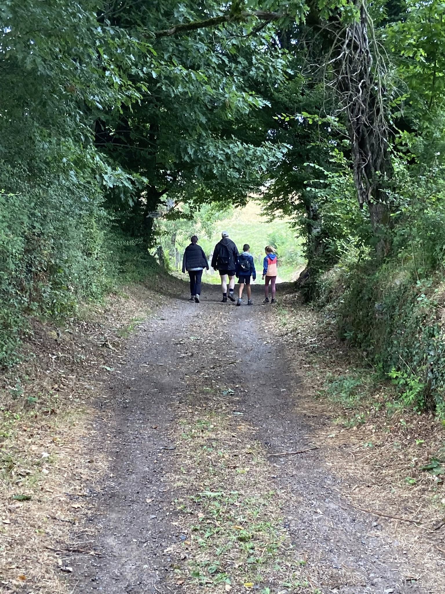 Malgré une bruine tenace et un temps gris, la motivation des randonneurs et des visiteurs du vide-grenier n’a pas été entamée ce matin.