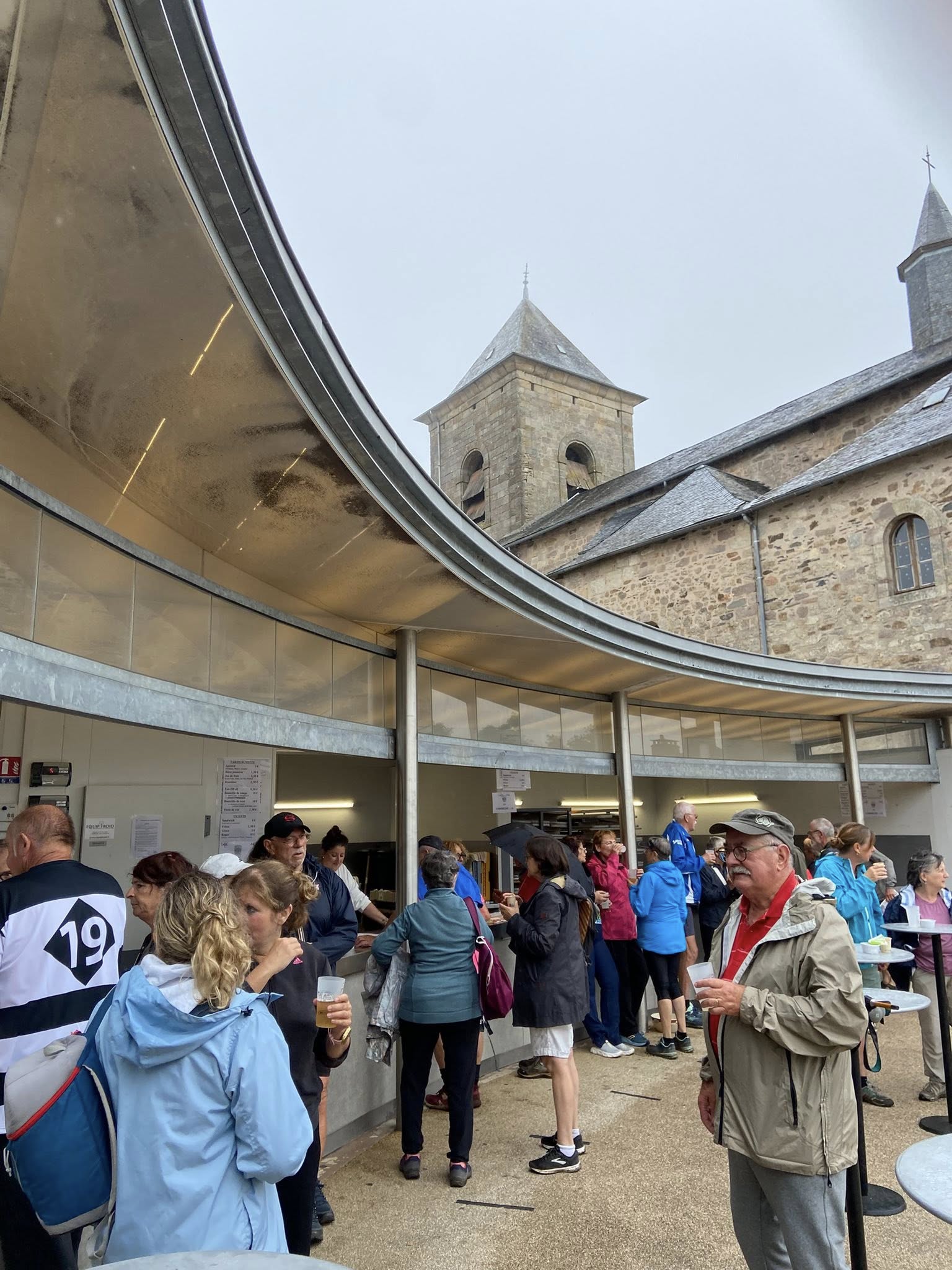 Malgré une bruine tenace et un temps gris, la motivation des randonneurs et des visiteurs du vide-grenier n’a pas été entamée ce matin.