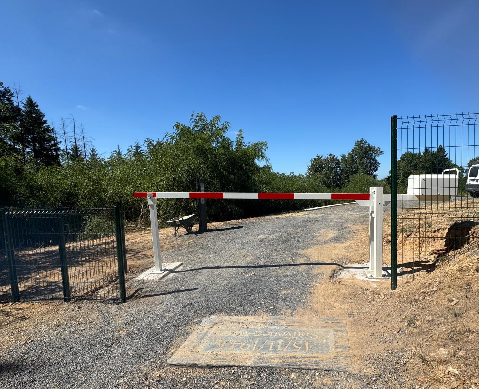 Récemment, l’équipe technique de la mairie de Sainte-Féréole a procédé à la sécurisation et à la pose de clôtures pour délimiter et définir l’accès piéton au site de la Besse.