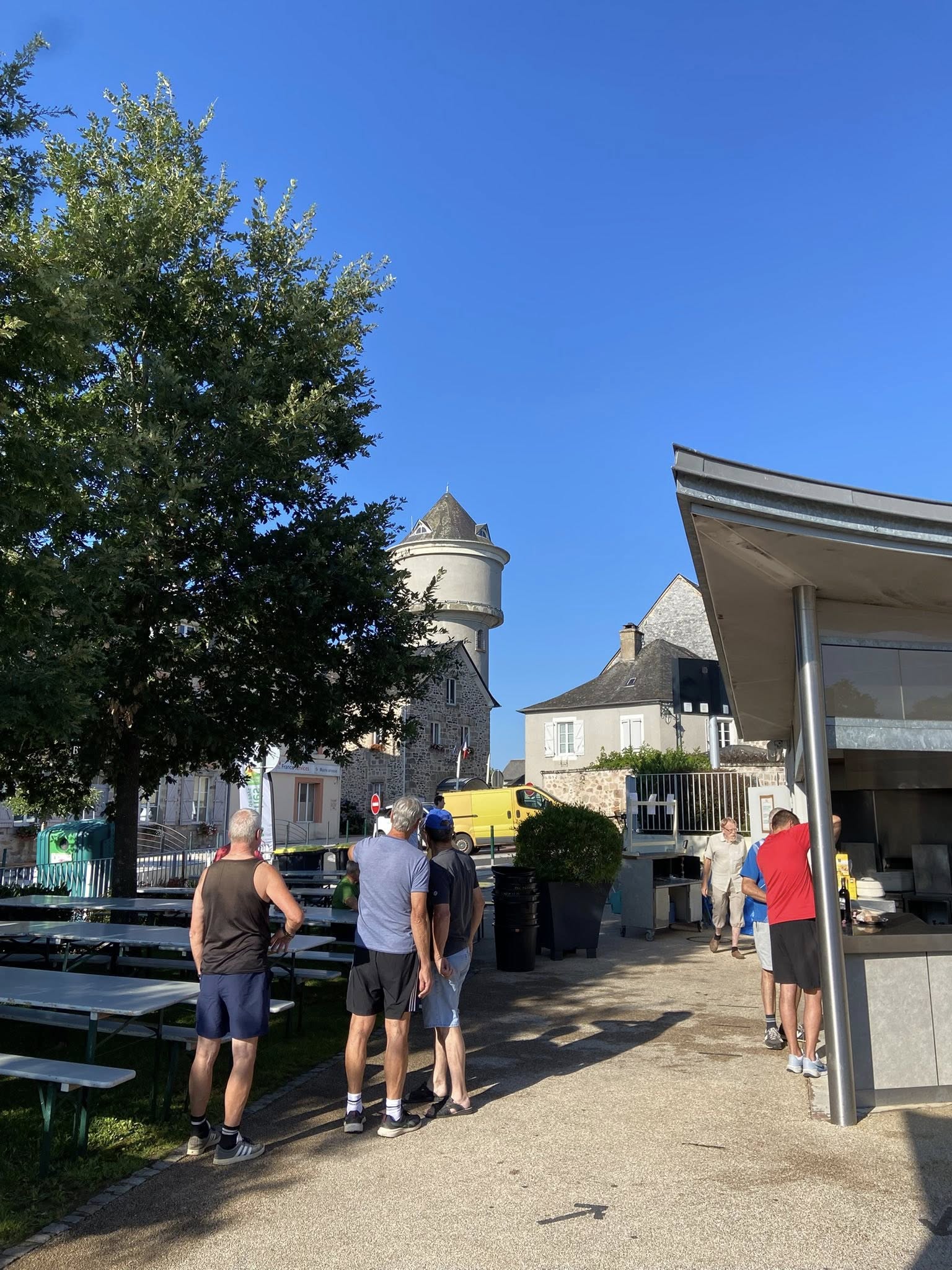 Les bénévoles de la Flegeoloise étaient une nouvelle fois présents ce jeudi matin pour installer les tables et remettre en ordre tous les espaces nécessaires à l’accompagnement festif du marché des producteurs de pays de ce jeudi soir !
