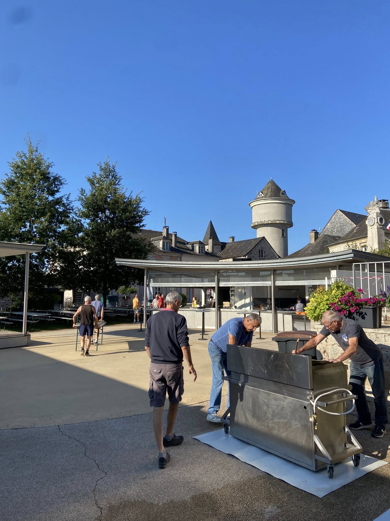 Les bénévoles de la Flegeoloise étaient une nouvelle fois présents ce jeudi matin pour installer les tables et remettre en ordre tous les espaces nécessaires à l’accompagnement festif du marché des producteurs de pays de ce jeudi soir !
