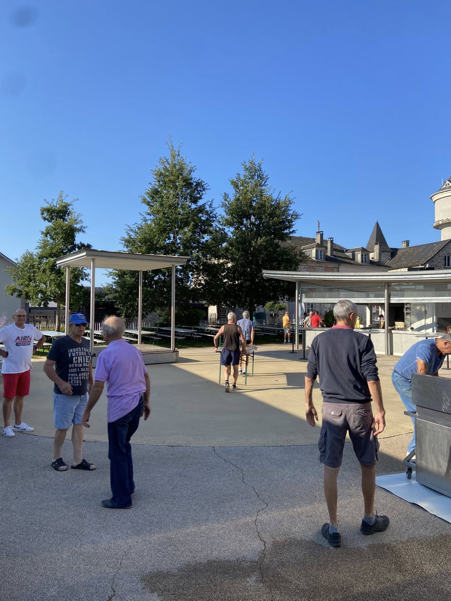Les bénévoles de la Flegeoloise étaient une nouvelle fois présents ce jeudi matin pour installer les tables et remettre en ordre tous les espaces nécessaires à l’accompagnement festif du marché des producteurs de pays de ce jeudi soir !