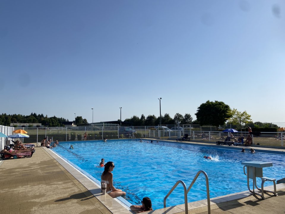 LA… Piscine de Sainte-Fereole !La semaine s’annonce chaude ! Rien de tel que de profiter d’un îlot de fraîcheur ! Sécurisée, surveillée, jeux d’eau, plages et relax à disposition.La piscine de Sainte-Féréole sera ouverte de 14 h 30 à 19 h 30 tous les jours !Entrée de 3 à 12 ans : 1,80€. Carte 15 bains : 20€. Entrée adulte : 3,50€. Carte 15 bains : 45€Gratuit pour les moins de 3 ans.Short de bain interdit.