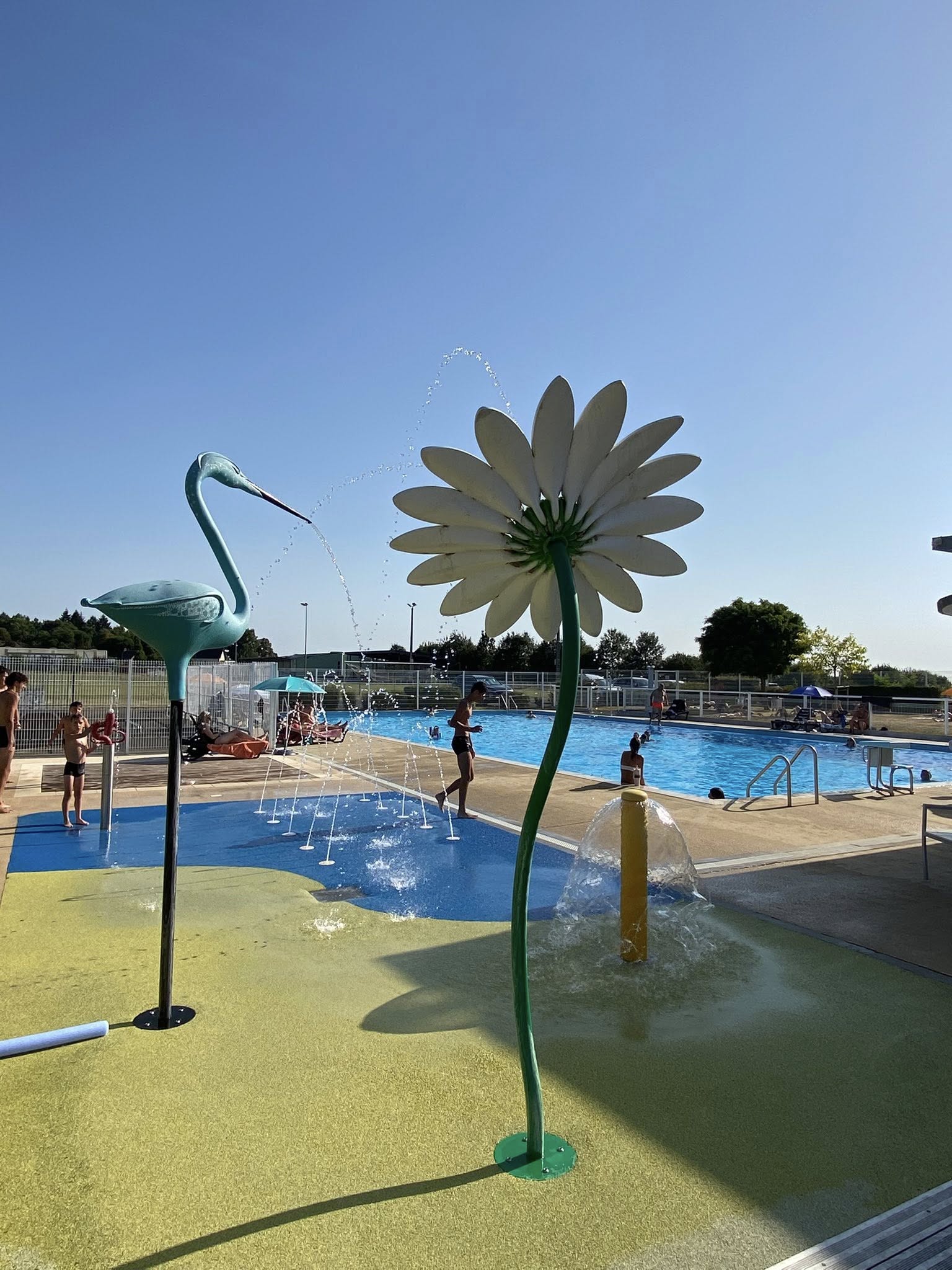 LA… Piscine de Sainte-Fereole !La semaine s’annonce chaude ! Rien de tel que de profiter d’un îlot de fraîcheur ! Sécurisée, surveillée, jeux d’eau, plages et relax à disposition.La piscine de Sainte-Féréole sera ouverte de 14 h 30 à 19 h 30 tous les jours !Entrée de 3 à 12 ans : 1,80€. Carte 15 bains : 20€. Entrée adulte : 3,50€. Carte 15 bains : 45€Gratuit pour les moins de 3 ans.Short de bain interdit.