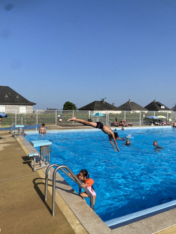 LA… Piscine de Sainte-Fereole !La semaine s’annonce chaude ! Rien de tel que de profiter d’un îlot de fraîcheur ! Sécurisée, surveillée, jeux d’eau, plages et relax à disposition.La piscine de Sainte-Féréole sera ouverte de 14 h 30 à 19 h 30 tous les jours !Entrée de 3 à 12 ans : 1,80€. Carte 15 bains : 20€. Entrée adulte : 3,50€. Carte 15 bains : 45€Gratuit pour les moins de 3 ans.Short de bain interdit.