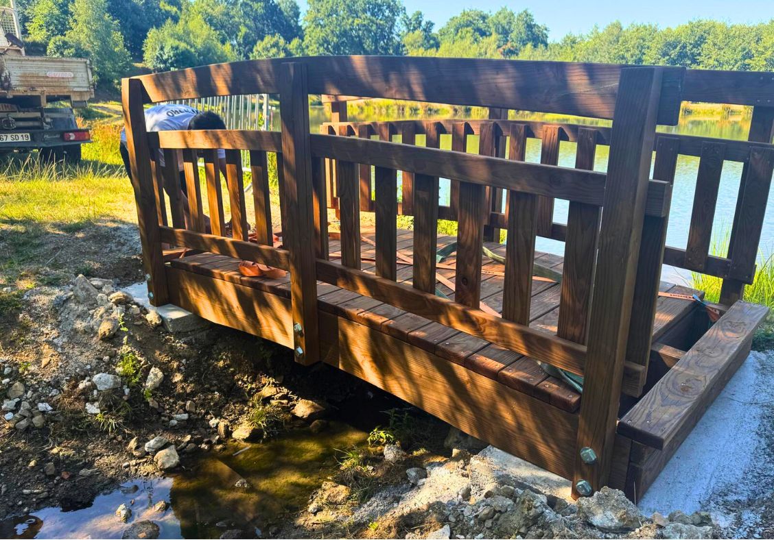 L’entreprise AD Menuiserie a livré une nouvelle passerelle sur le chemin qui longe la rive de l’étang communal.