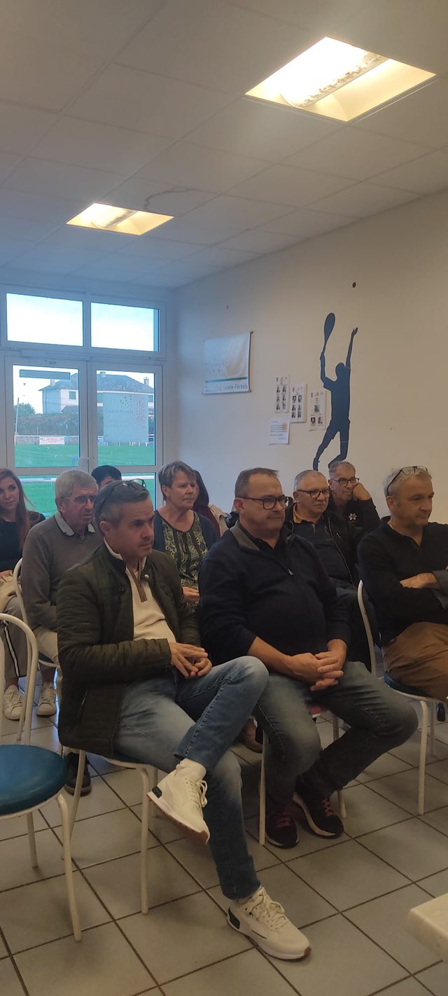 L’assemblée générale du club de tennis présidée par Mathieu Bourg, en présence de Patrice DELPY, représentant Monsieur le Maire, s’est tenue ce samedi soir. La stabilité est de mise avec la reconduction du même bureau. À noter un bilan du tournoi très positif avec plus de 70 participants et l’école de tennis a doublé ses inscriptions. Le bilan financier montre des investissements cette saison avec l’achat de 2 filets et des tenues siglées sponsorisées par l'entreprise Bouillaguet à hauteur de 70 %. La trésorerie reste saine. La municipalité souhaite une bonne saison à tous les joueurs et à l’école de tennis.
