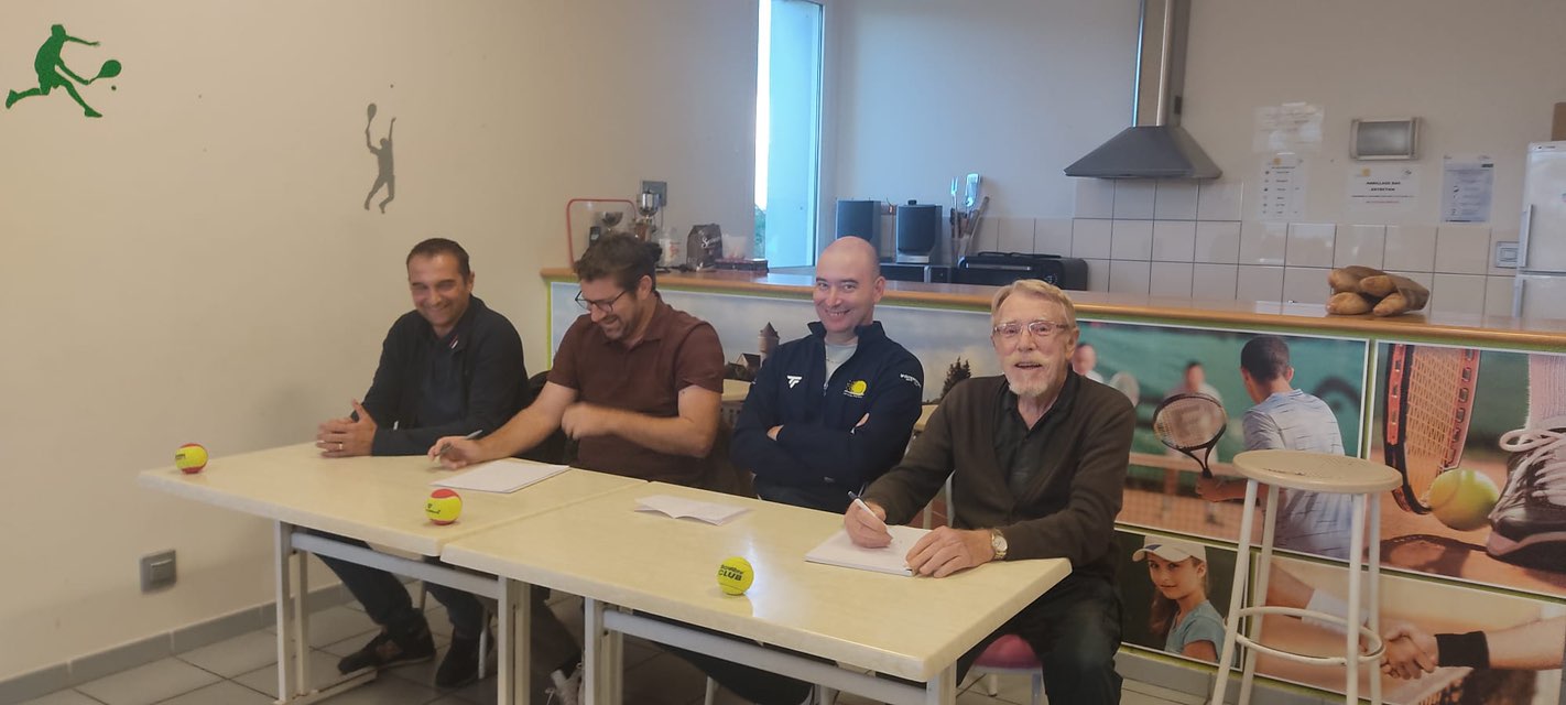 L’assemblée générale du club de tennis présidée par Mathieu Bourg, en présence de Patrice DELPY, représentant Monsieur le Maire, s’est tenue ce samedi soir. La stabilité est de mise avec la reconduction du même bureau. À noter un bilan du tournoi très positif avec plus de 70 participants et l’école de tennis a doublé ses inscriptions. Le bilan financier montre des investissements cette saison avec l’achat de 2 filets et des tenues siglées sponsorisées par l'entreprise Bouillaguet à hauteur de 70 %. La trésorerie reste saine. La municipalité souhaite une bonne saison à tous les joueurs et à l’école de tennis.