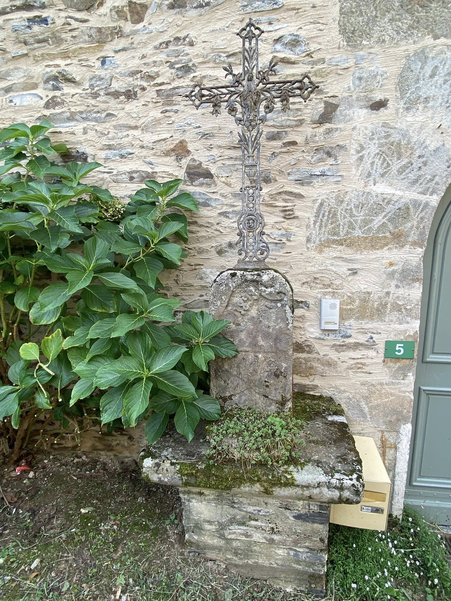 Pays d'art et d'histoire Vézère Ardoise et la mairie de Sainte-Féréole proposaient une découverte du patrimoine architectural et environnemental du village de Laubeyrie.