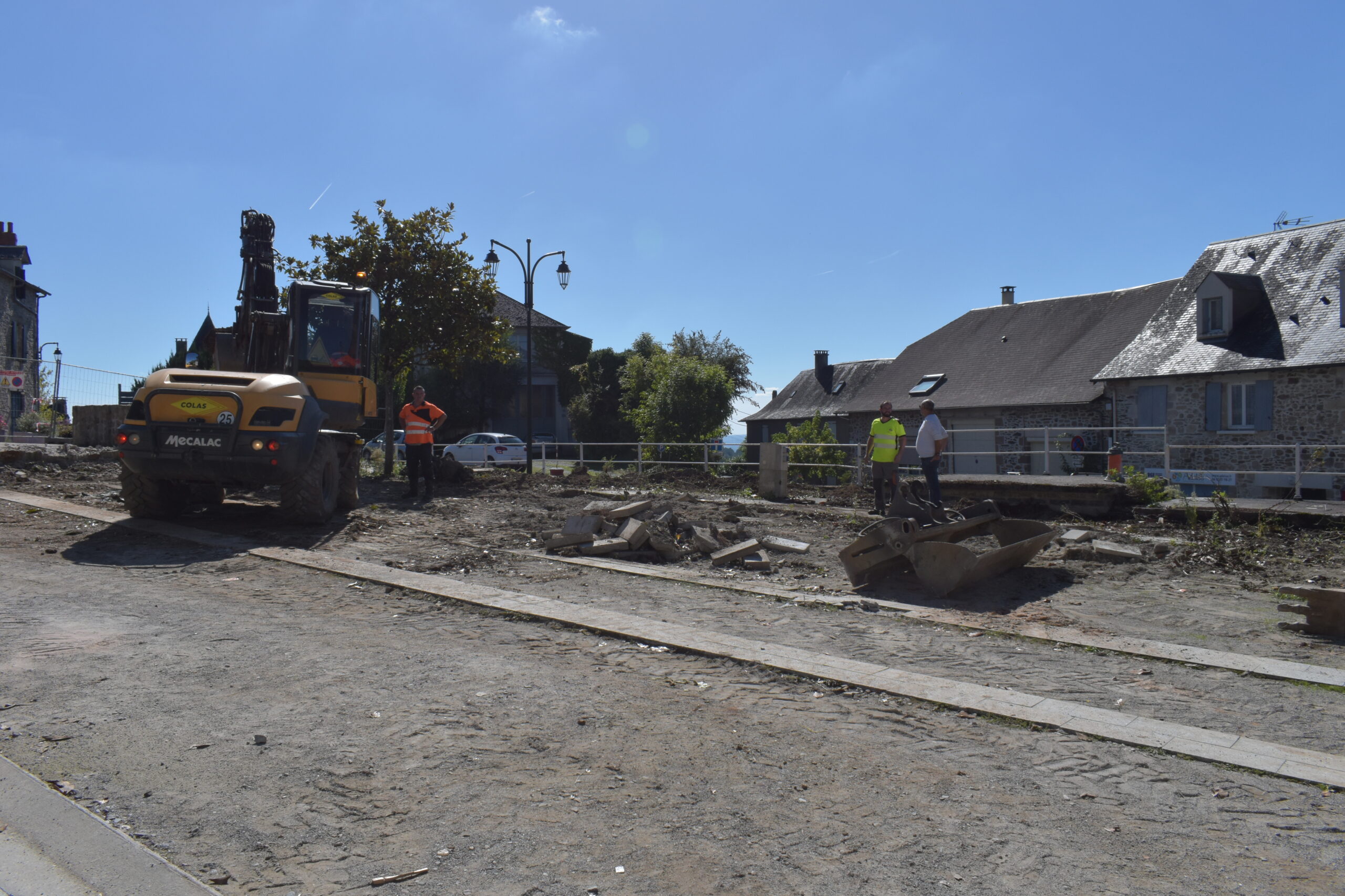 Les travaux de réaménagement de la place Chaumeil ont débuté . Les végétaux ont été préservés récupères et replantés à l’instar des magnolias sitôt arrachés sitôt replantés par l’équipe technique, 3 à la piscine 🏊🏼 et 1 aux abords du stade ! Tous les arbustes, rosiers, buis, spirées sont récupérés et seront replantés dans les espaces verts de la commune.