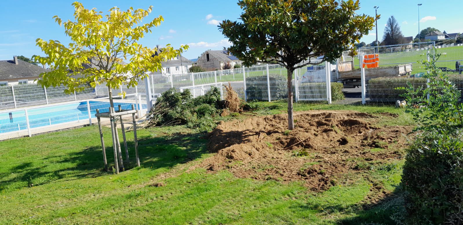 Les travaux de réaménagement de la place Chaumeil ont débuté . Les végétaux ont été préservés récupères et replantés à l’instar des magnolias sitôt arrachés sitôt replantés par l’équipe technique, 3 à la piscine 🏊🏼 et 1 aux abords du stade ! Tous les arbustes, rosiers, buis, spirées sont récupérés et seront replantés dans les espaces verts de la commune.